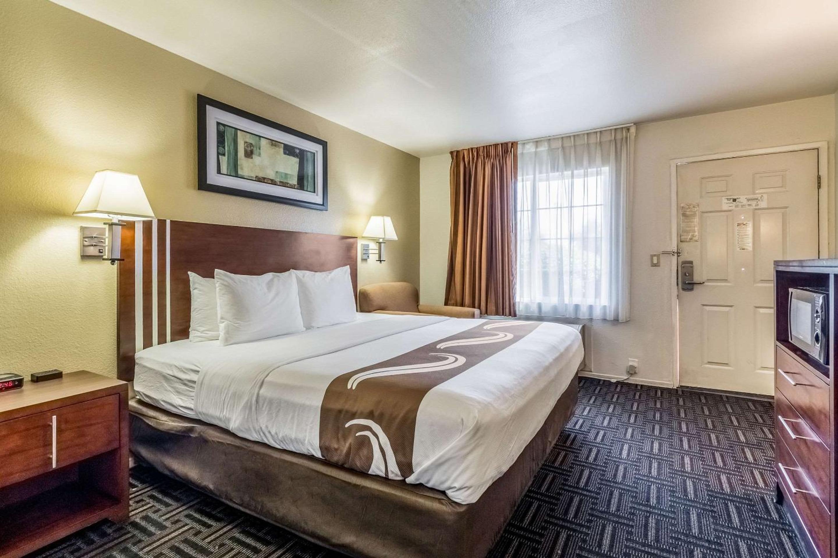 Standard King Room - Non-Smoking - Disability Access - Photo 4