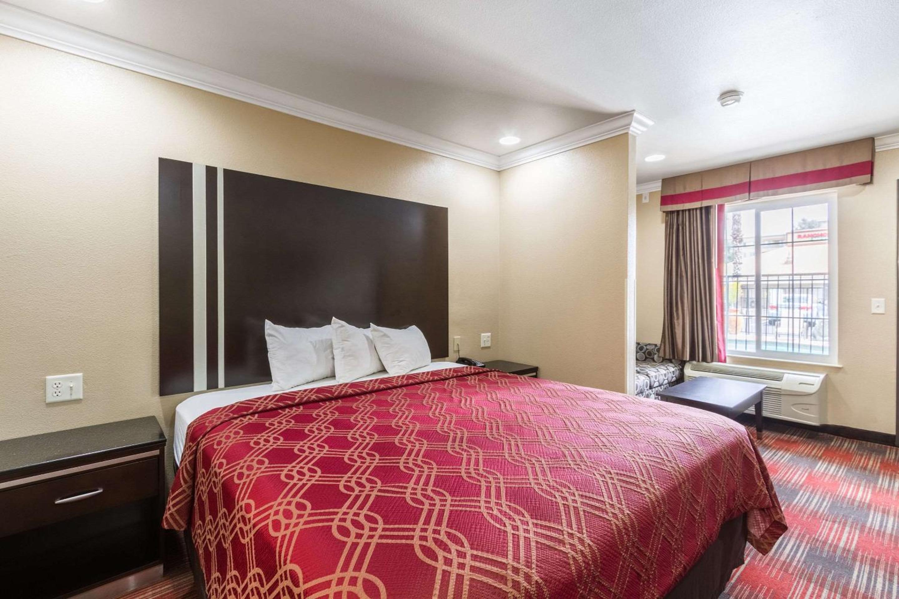 King Suite with Sofa Bed - Non-Smoking - Photo 3