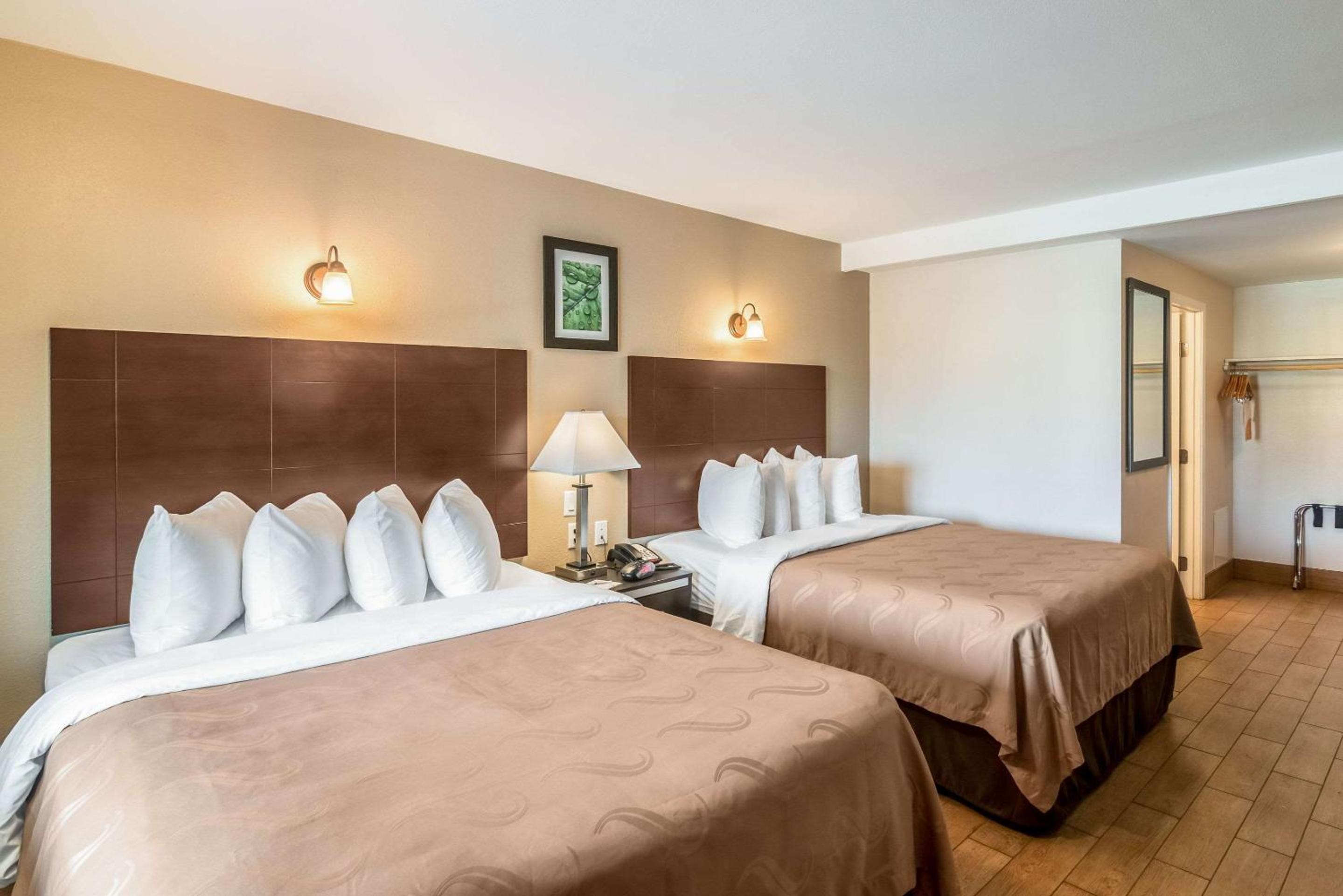 Standard Queen Room With Two Queen Beds - Smoking photo 3
