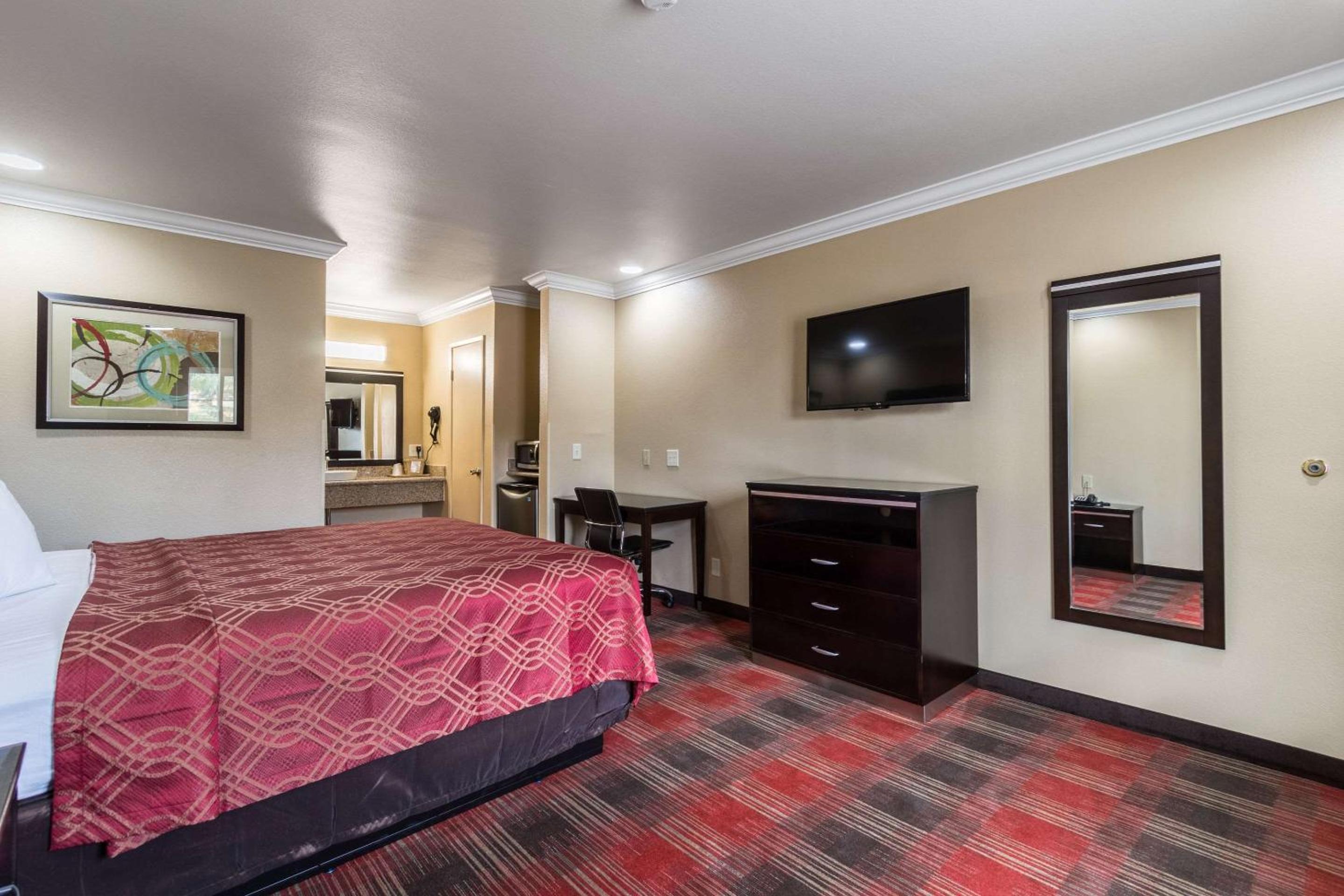 King Room - Non-Smoking - Photo 4