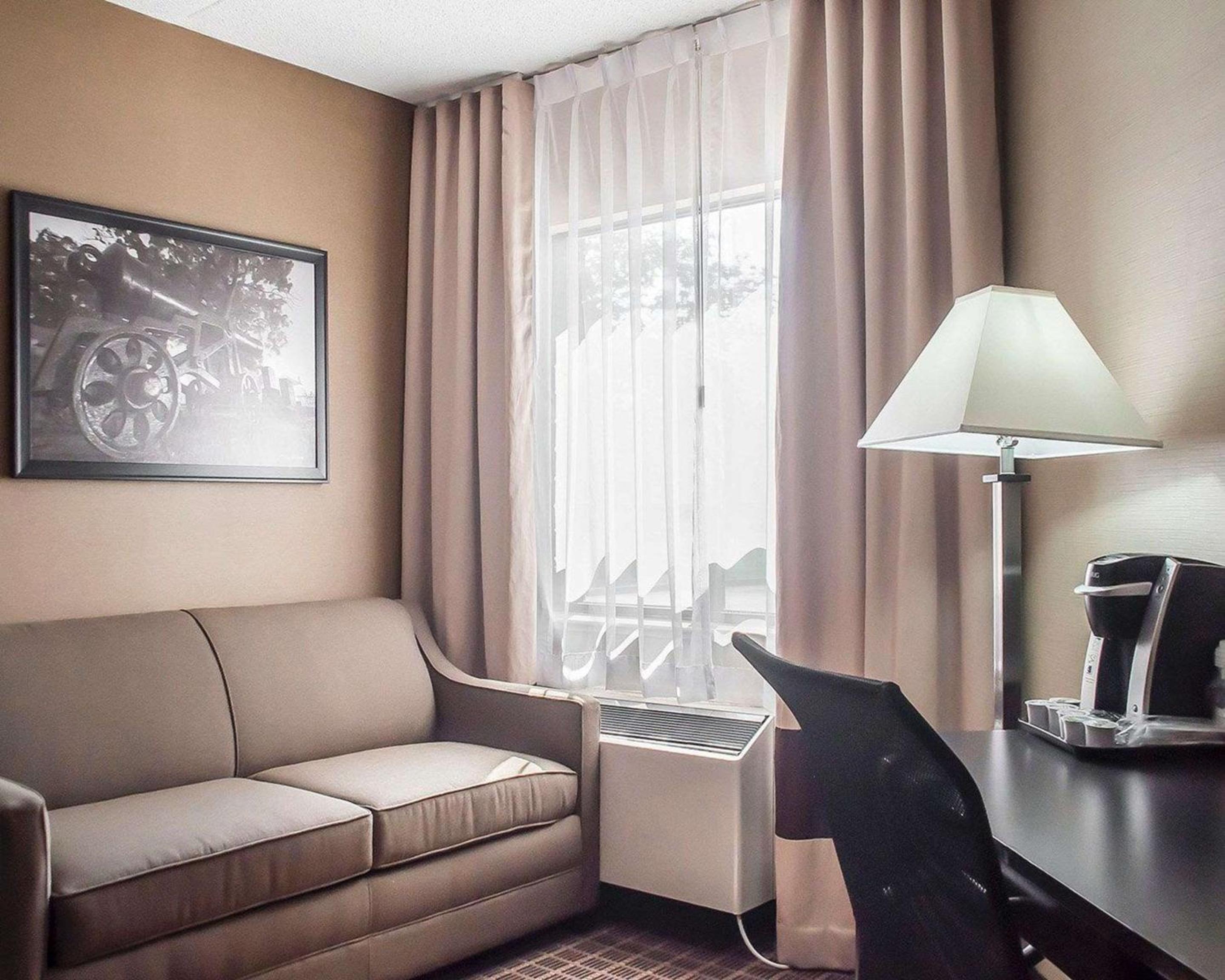 King Room with Sofa Bed - Photo 4