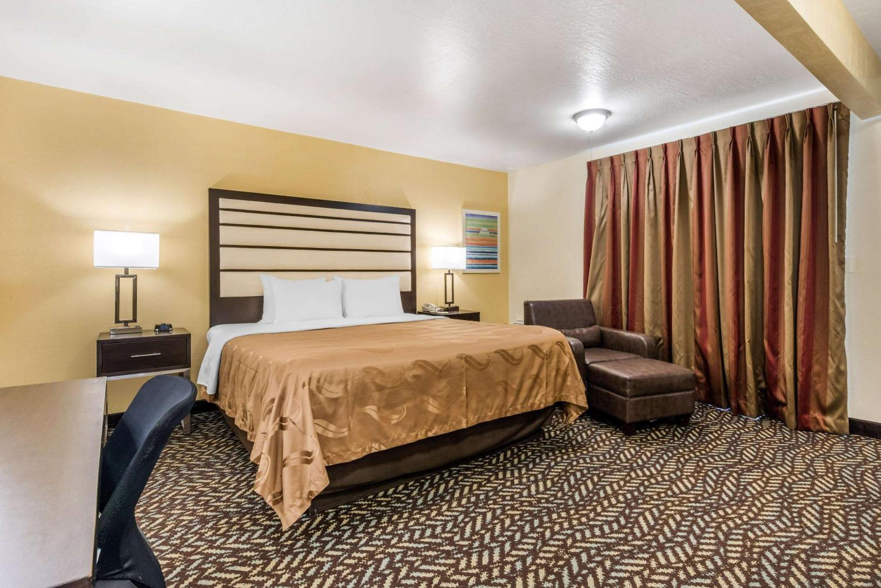 King Room with Balcony - Non-Smoking - Photo 4