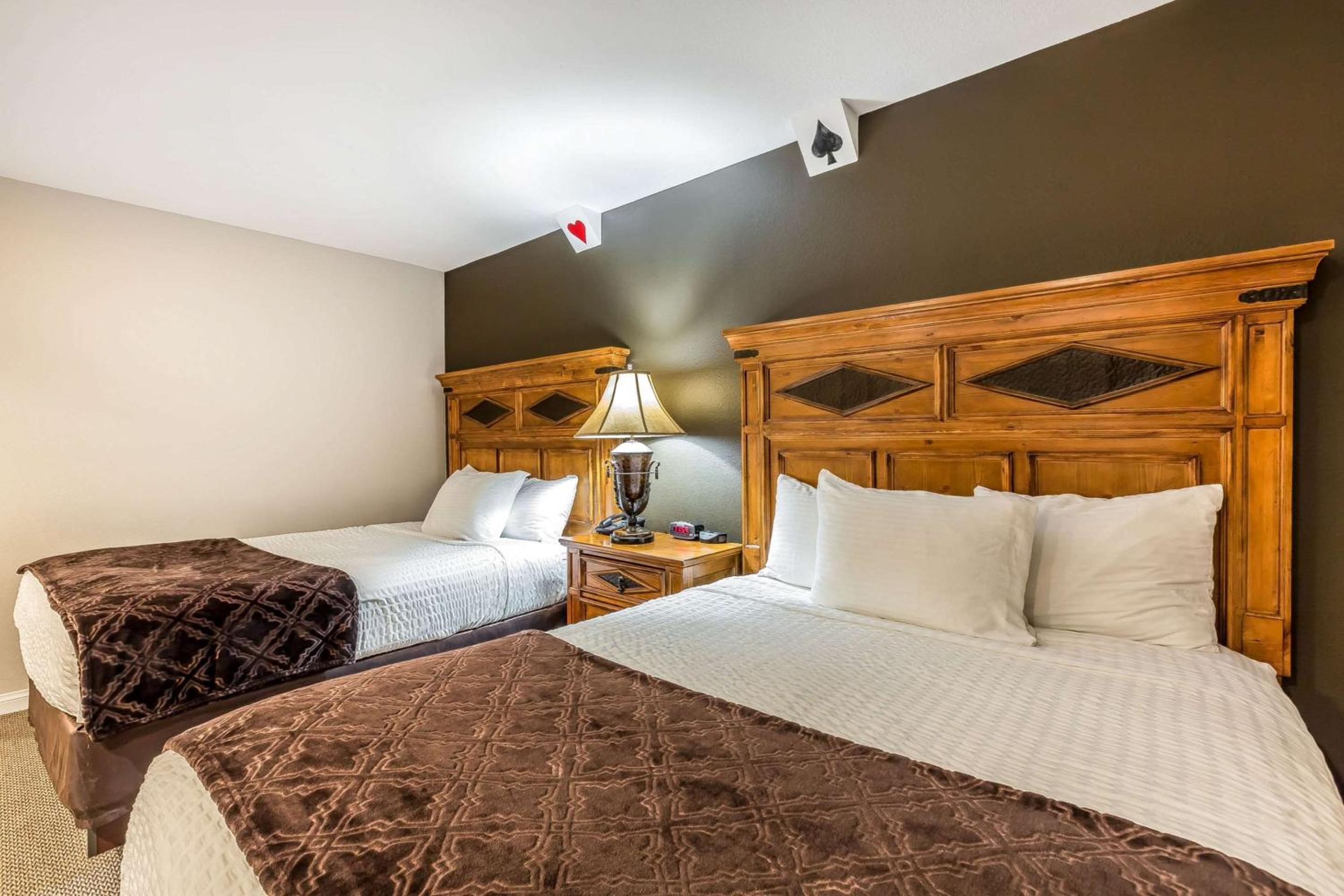 Queen Room with Two Queen Beds - Non-Smoking photo 3