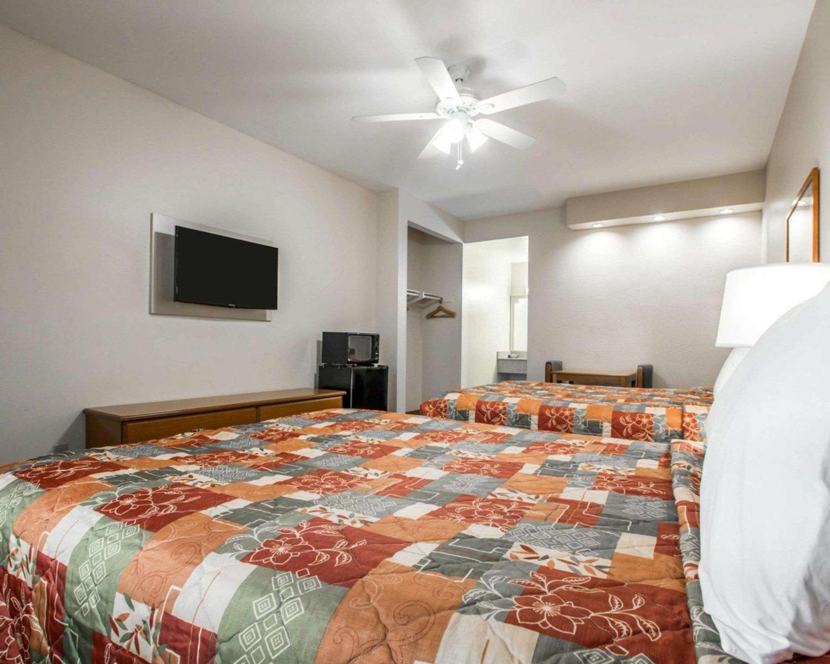 Queen Room with Two Queen Beds - Non-Smoking - Photo 3