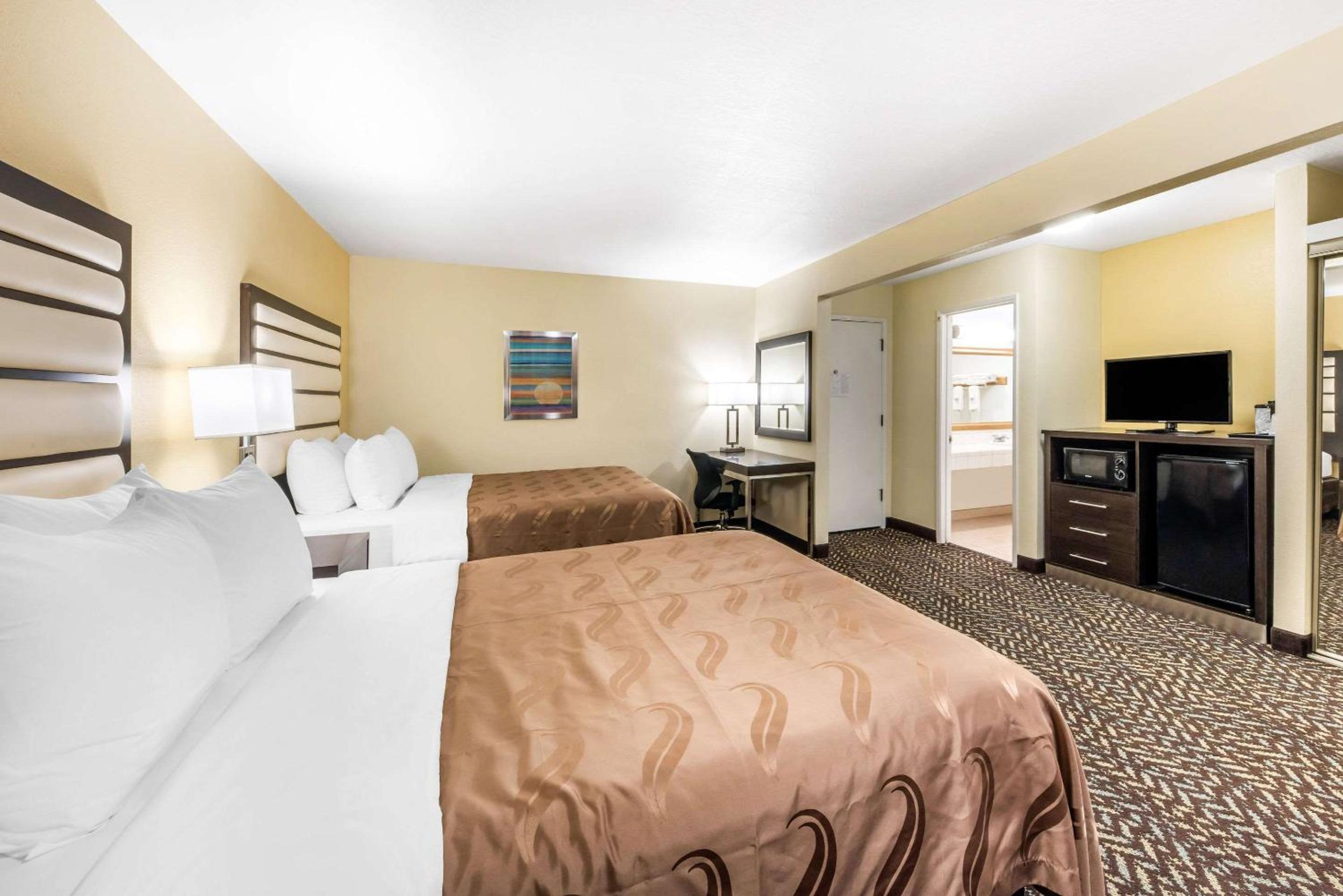 Queen Room with Two Queen Beds - Non-Smoking - Photo 4