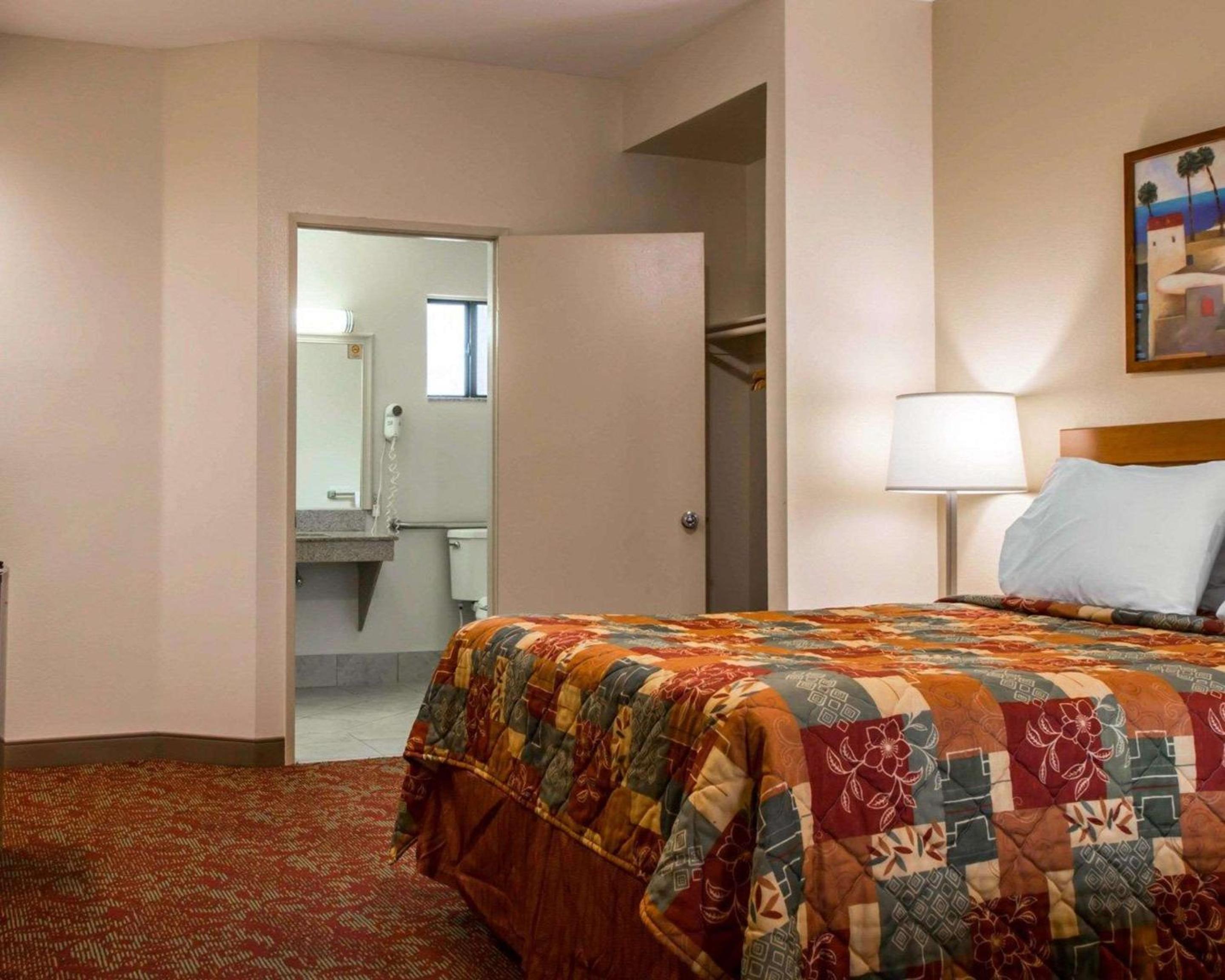 Queen Room - Non-Smoking - Photo 3