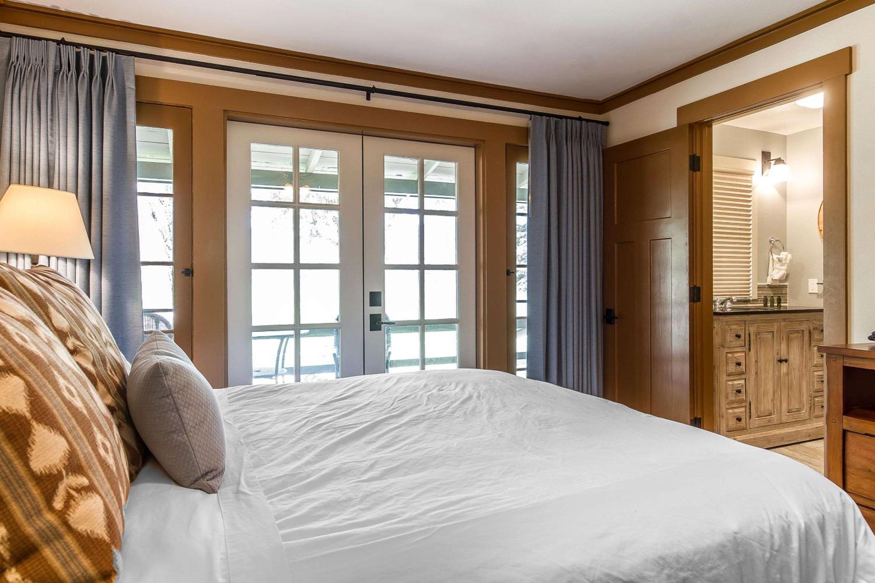Standard King Room - Non-Smoking