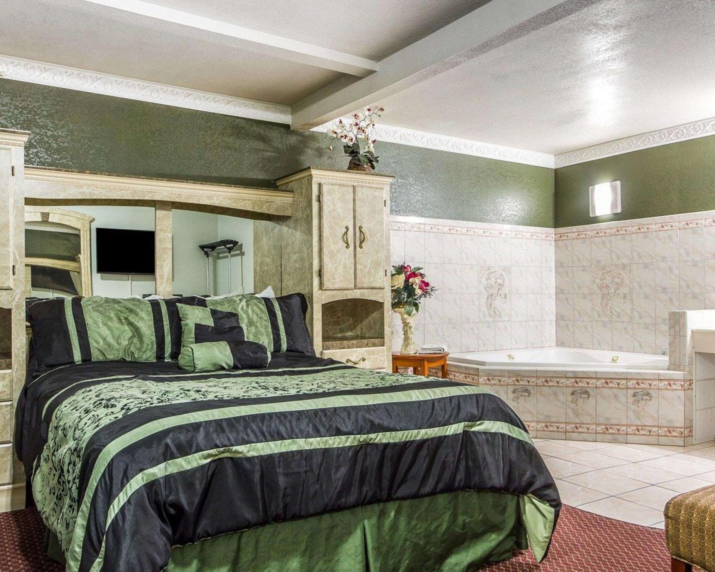 Queen Room with Spa Bath photo 2