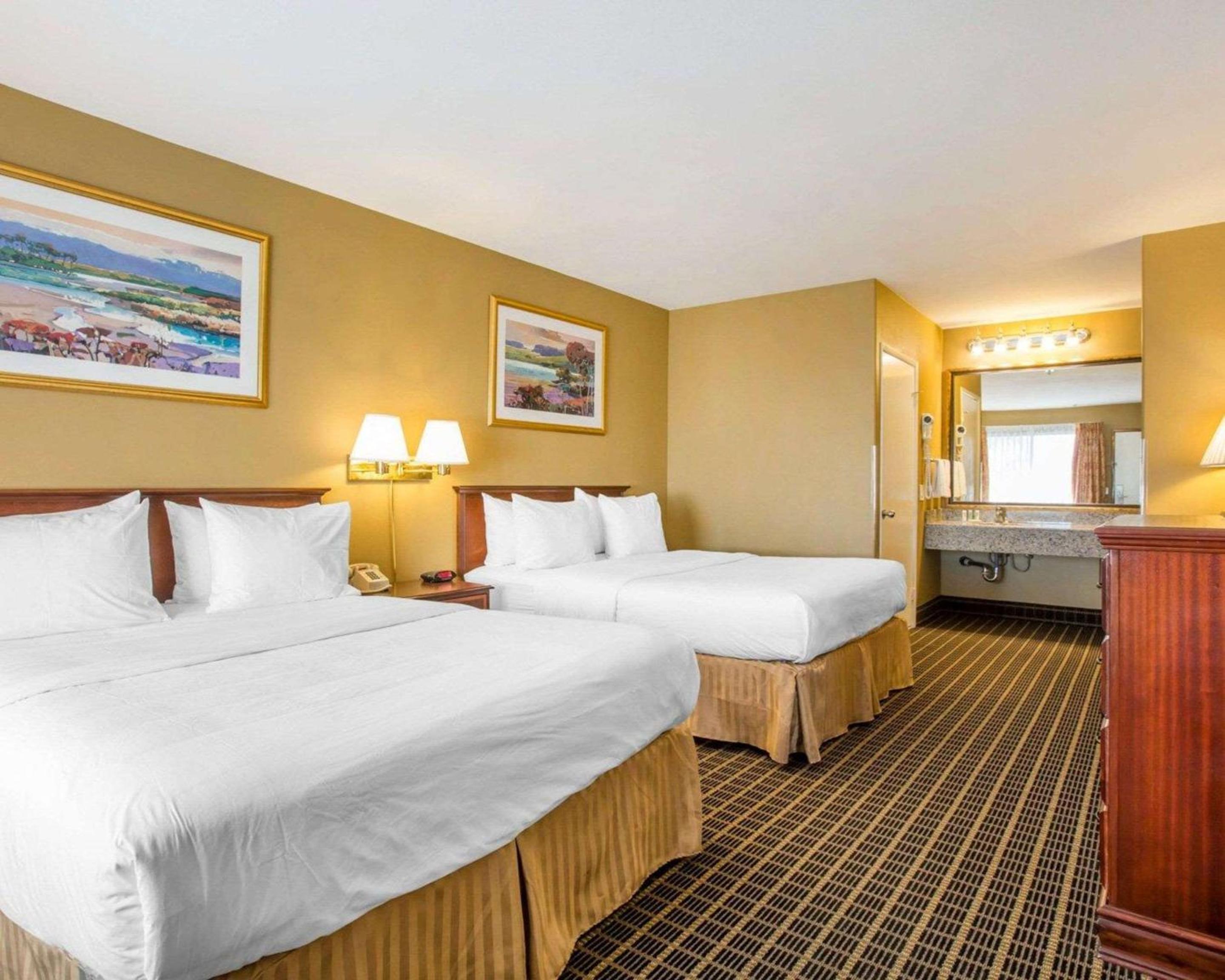 Queen Room with Two Queen Beds - Non-Smoking - Photo 3