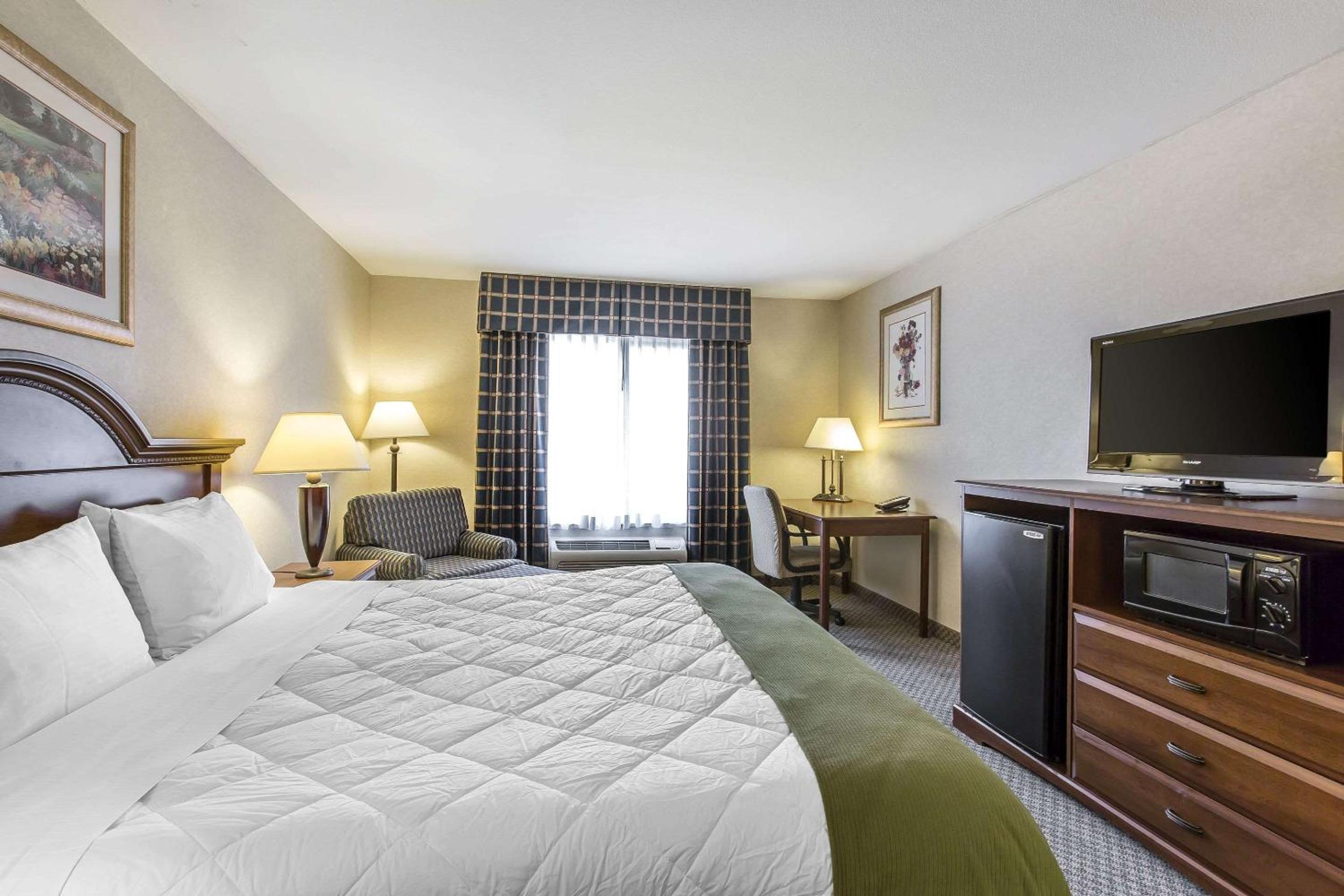 Standard King Room - Non-Smoking  - Photo 7