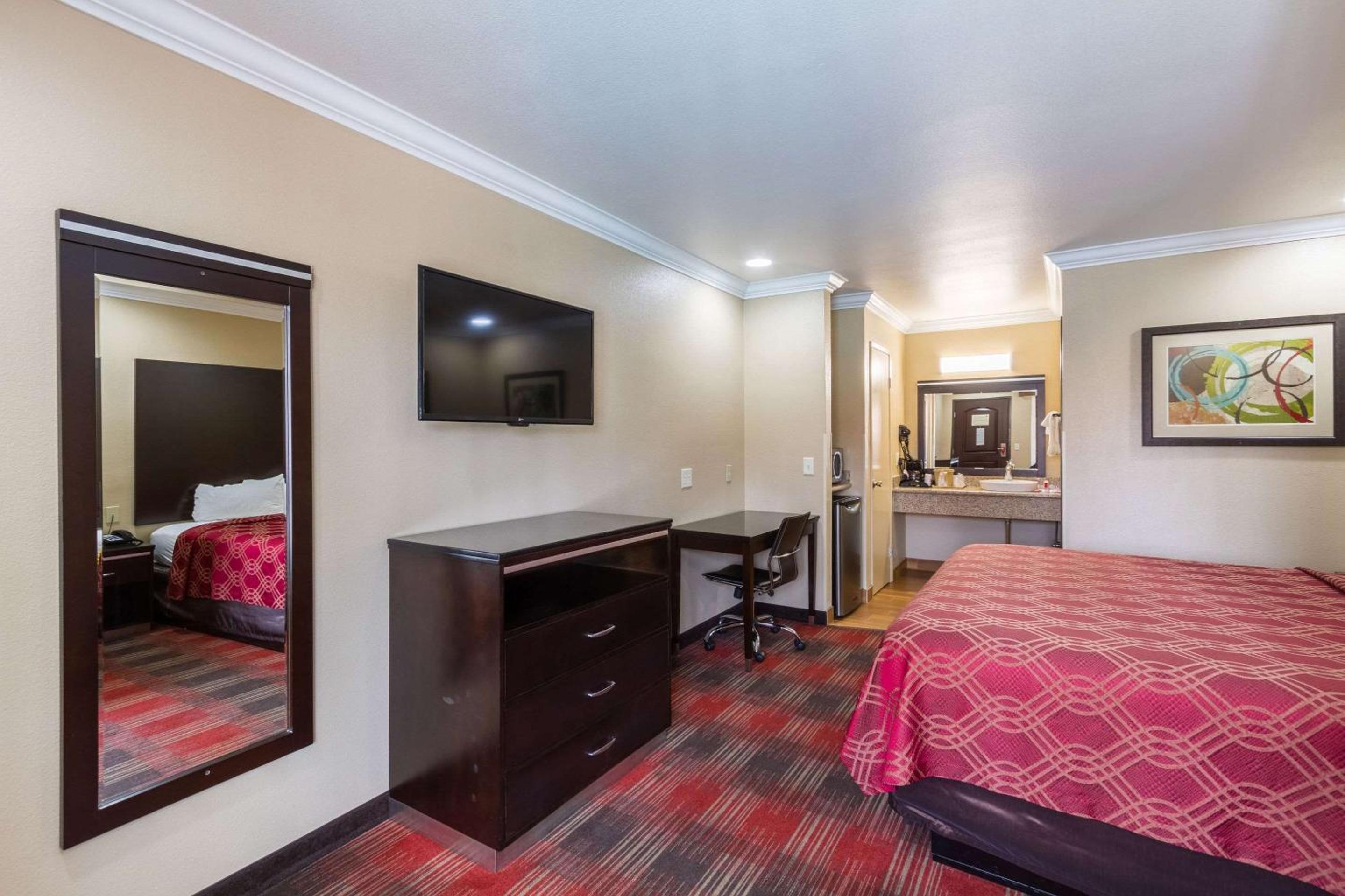 King Suite with Sofa Bed - Non-Smoking - Photo 4