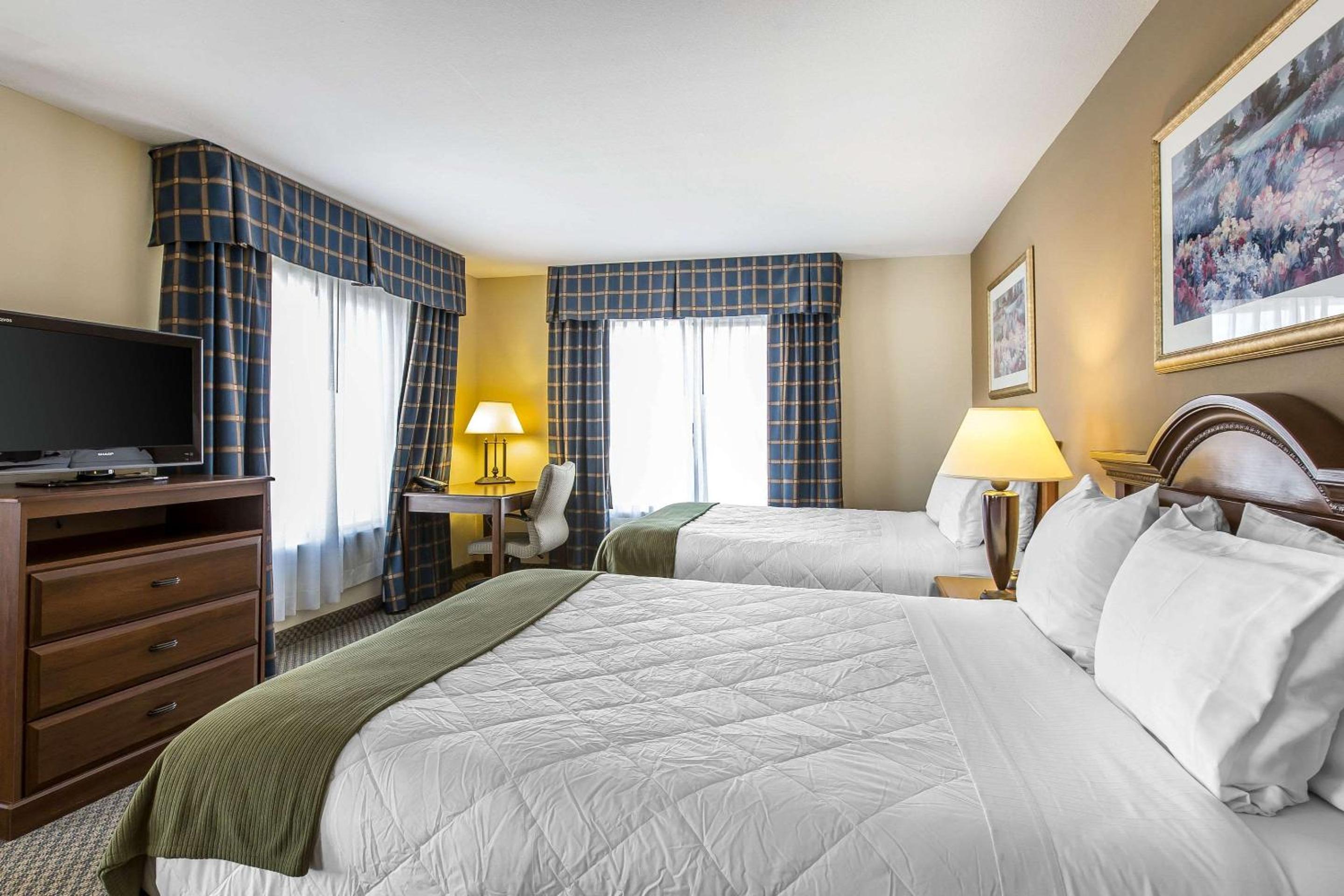 Standard Queen Room with Two Queen Beds photo 2