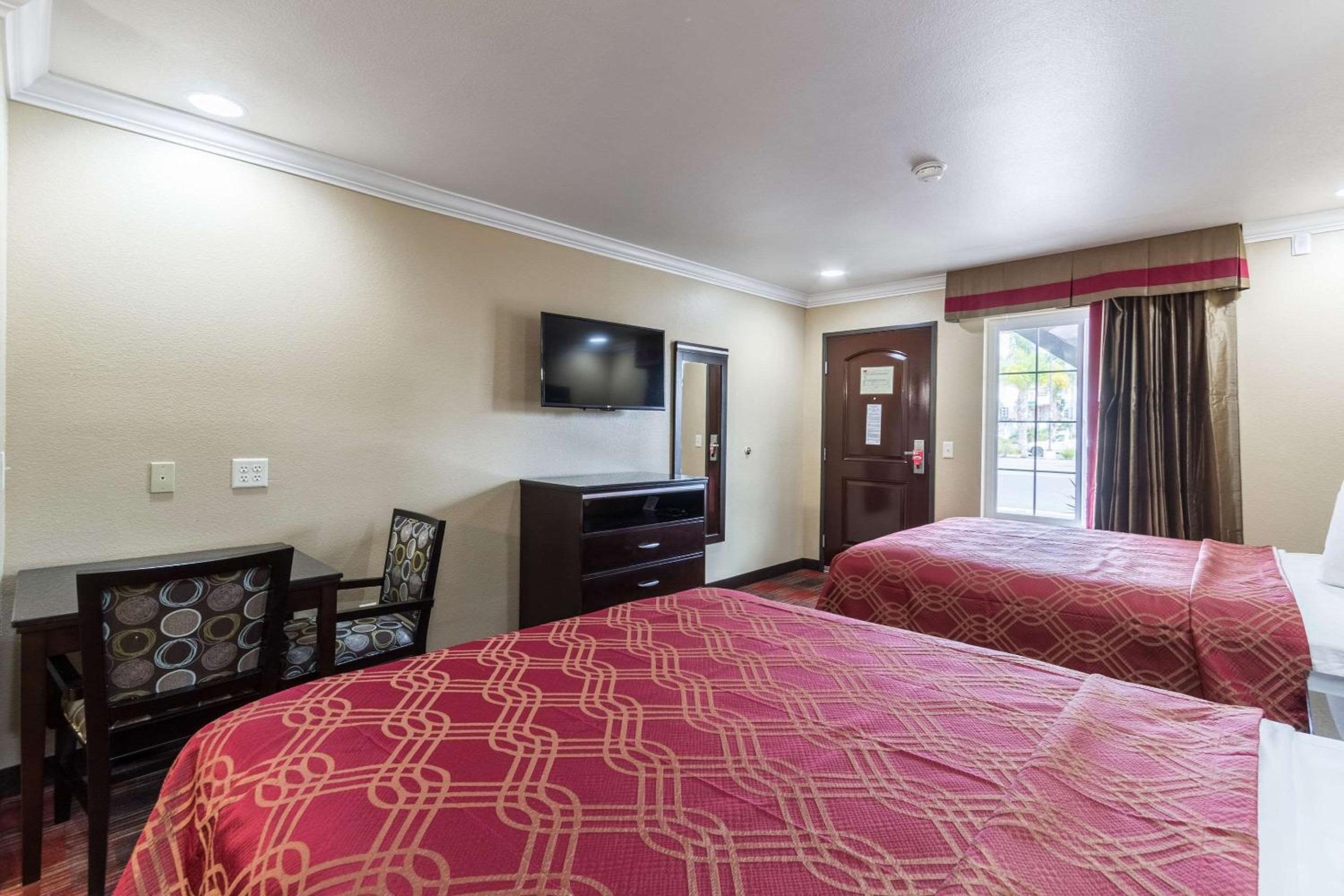 Queen Room with Two Queen Beds - Non-Smoking - Photo 4