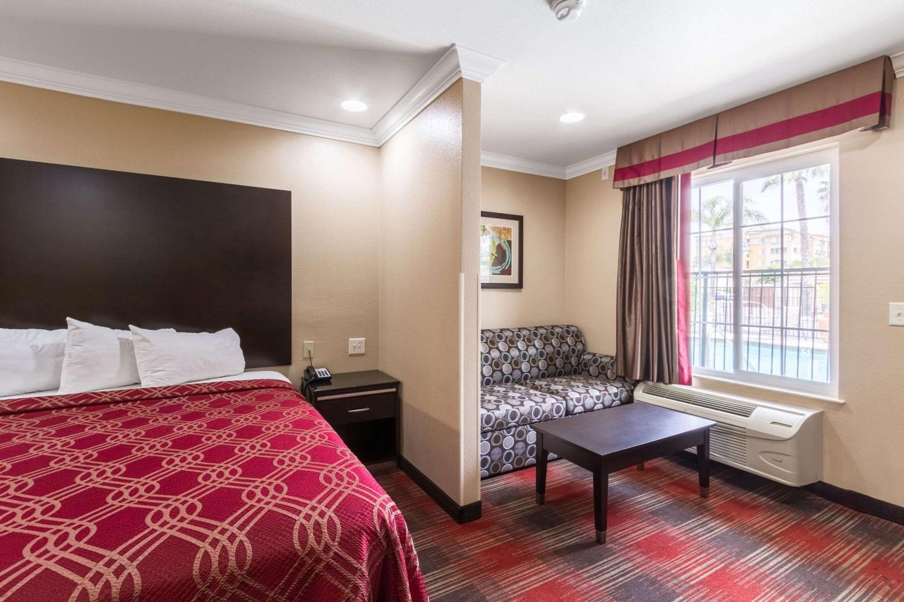 King Suite with Sofa Bed - Non-Smoking - Photo 5