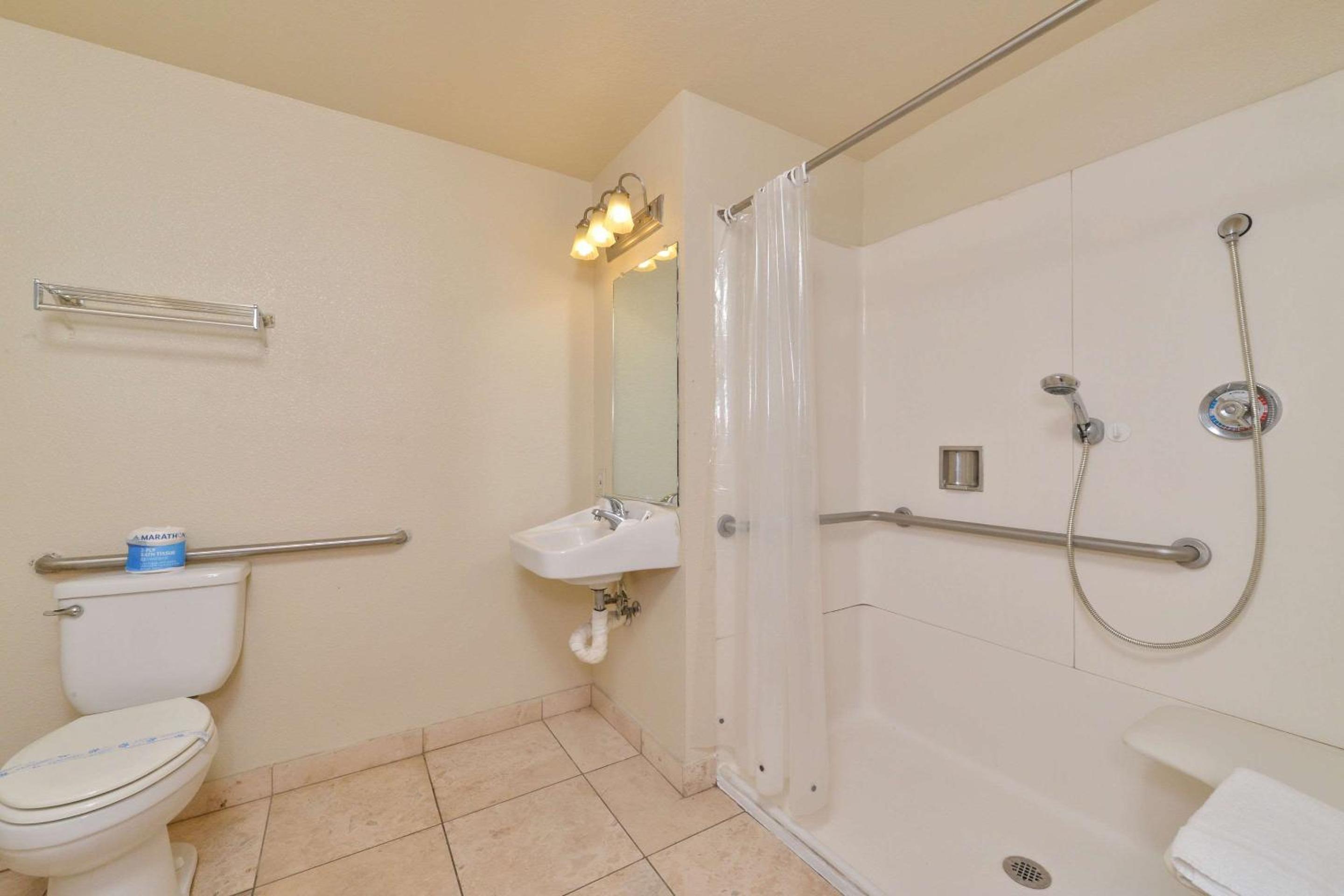 Double Room - Accessible/Non Smoking - Photo 2