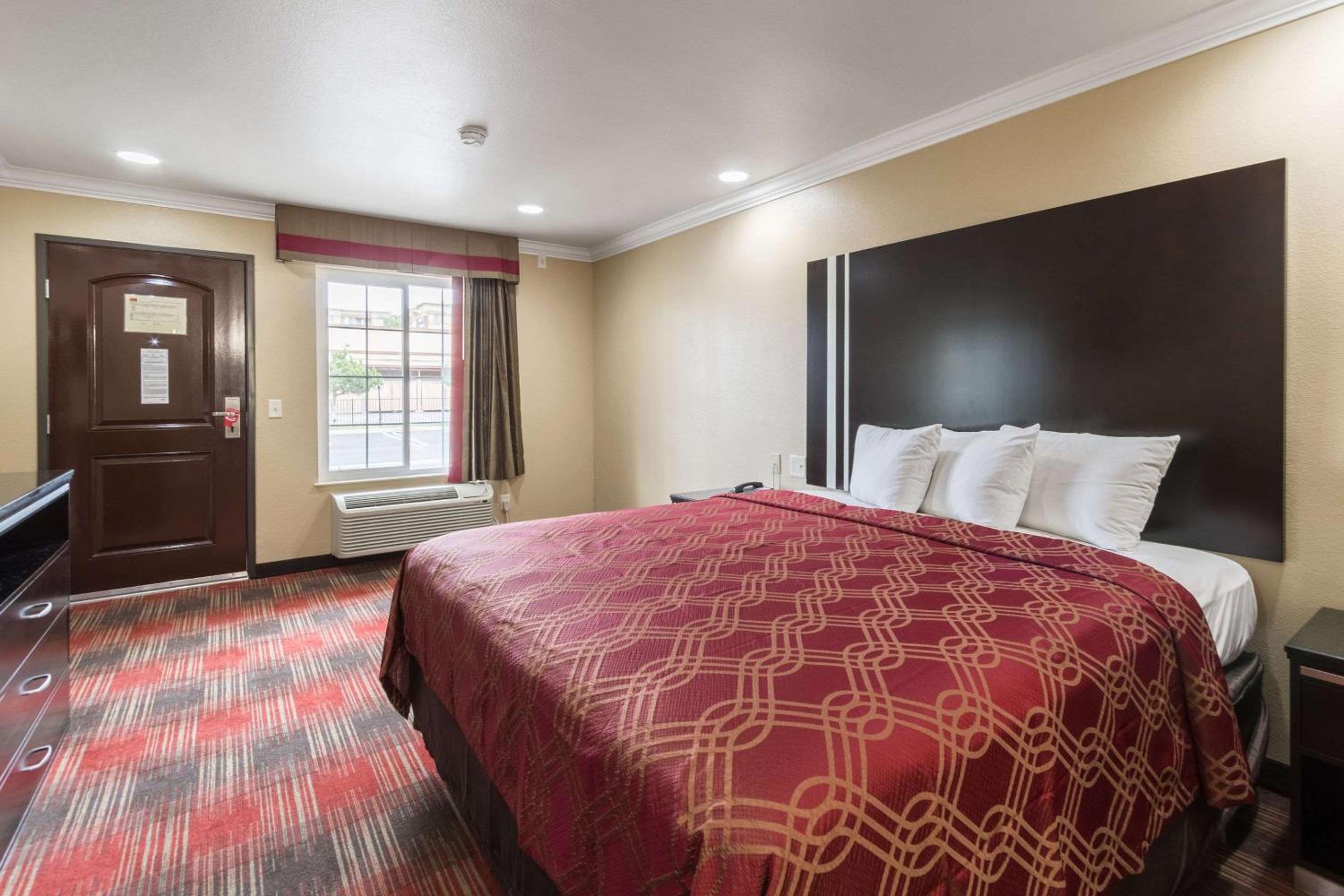 King Room - Non-Smoking - Photo 3