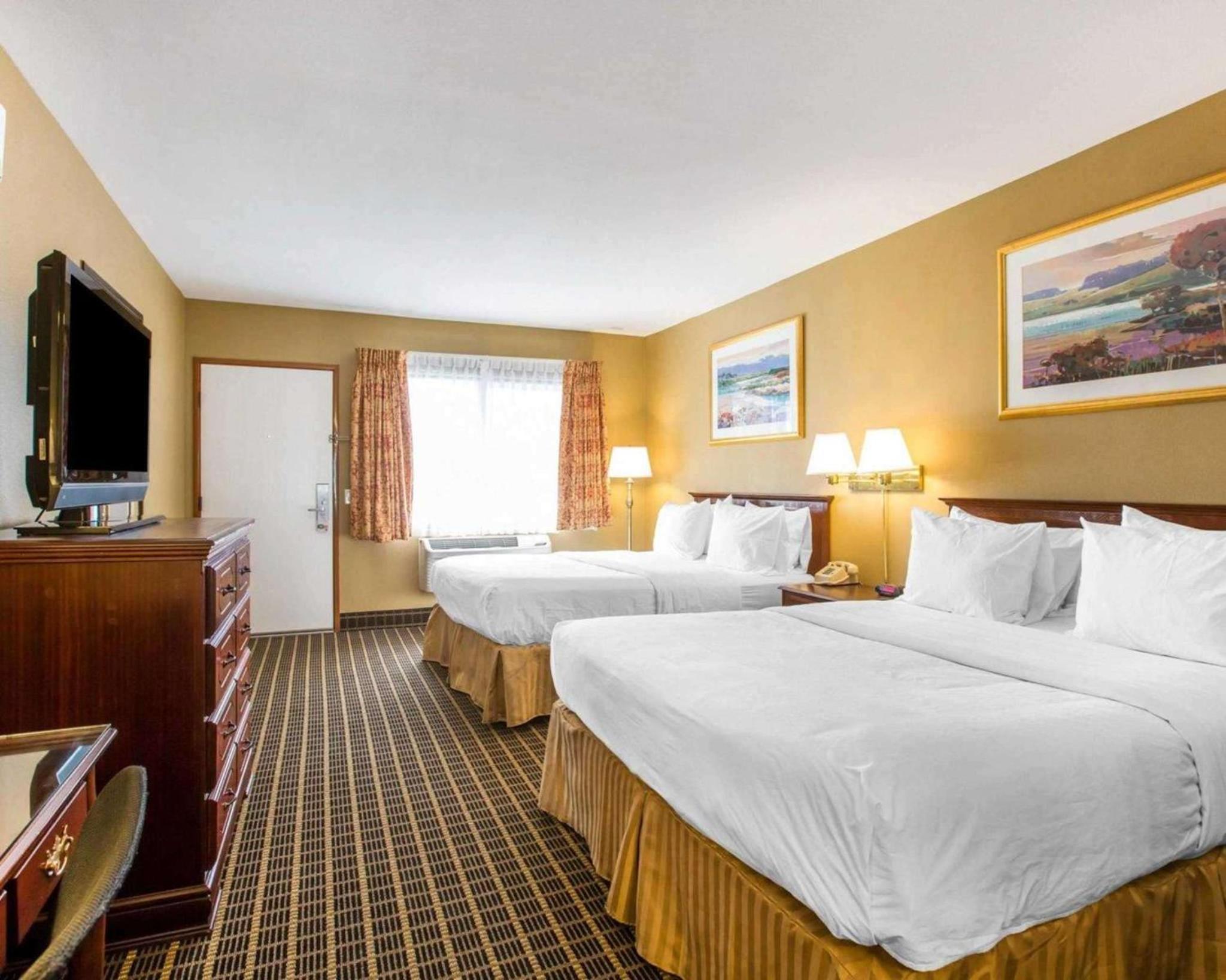 Queen Room with Two Queen Beds - Non-Smoking - Photo 7