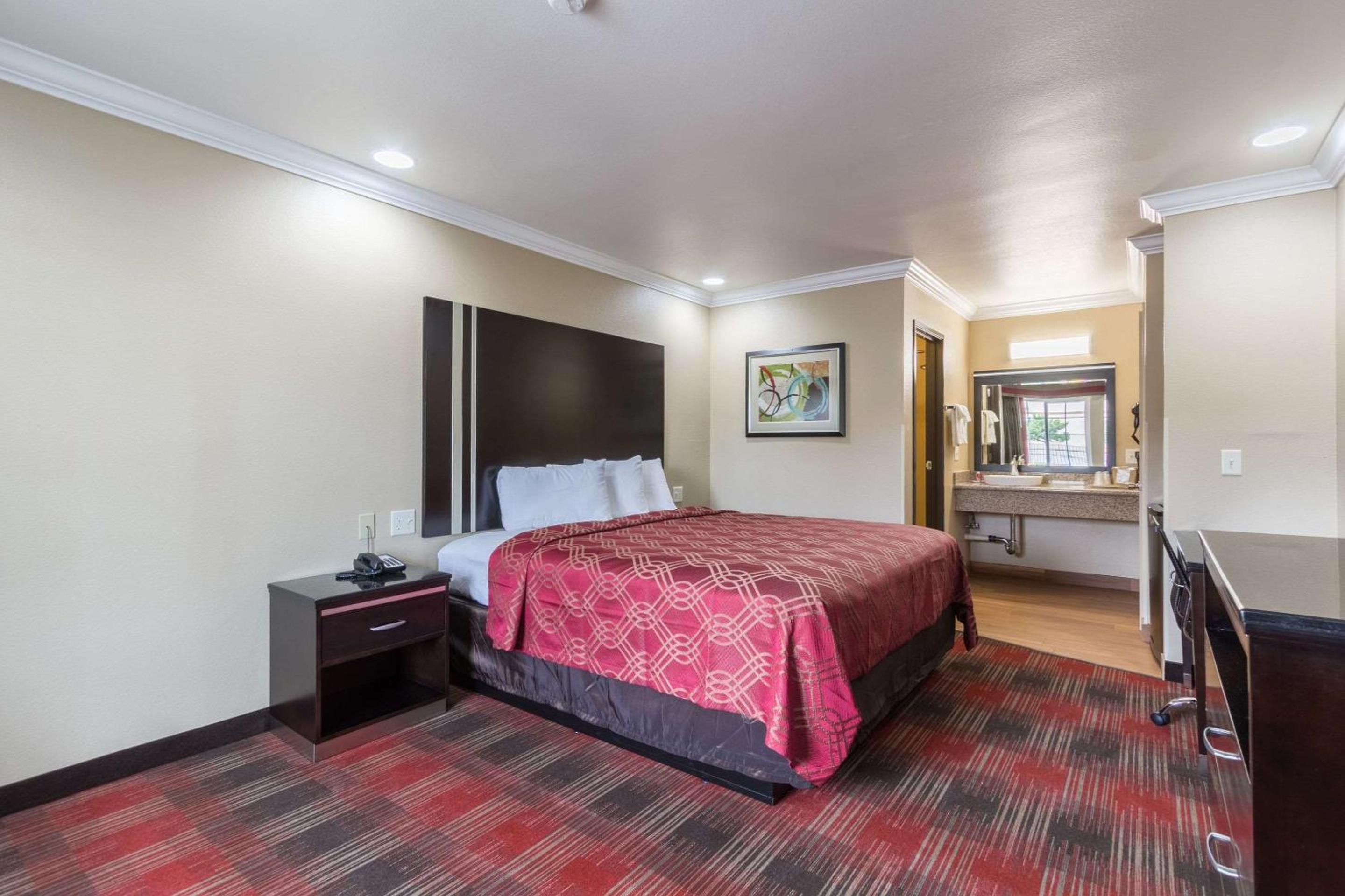 King Room - Non-Smoking - Photo 2