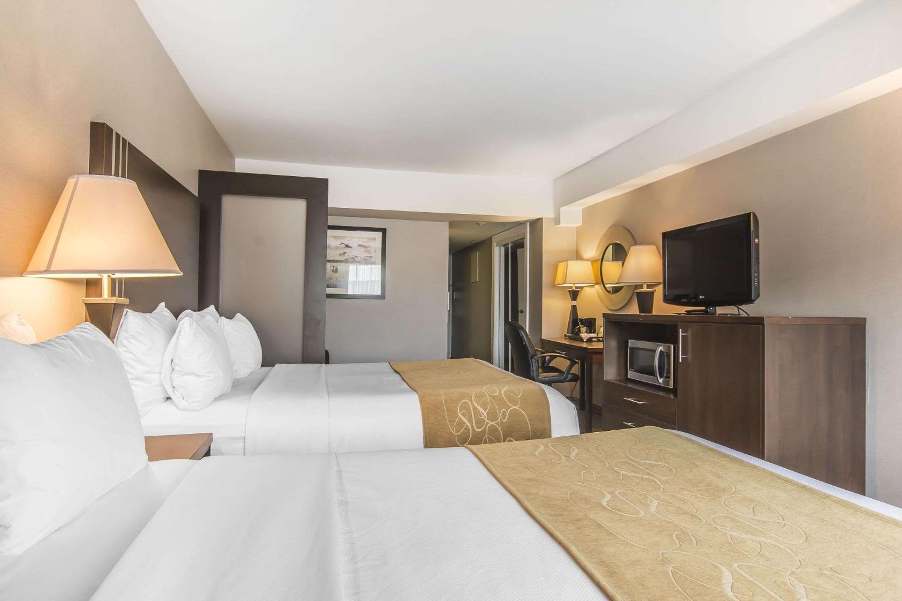 Room with Two Queen Beds with Sofa Bed - Non-Smoking - Photo 9