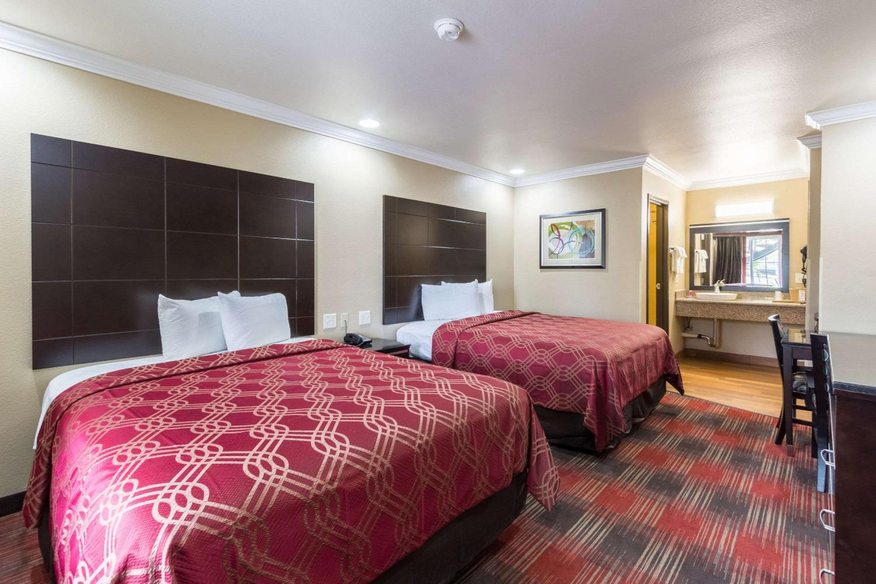Queen Room with Two Queen Beds - Non-Smoking - Photo 2