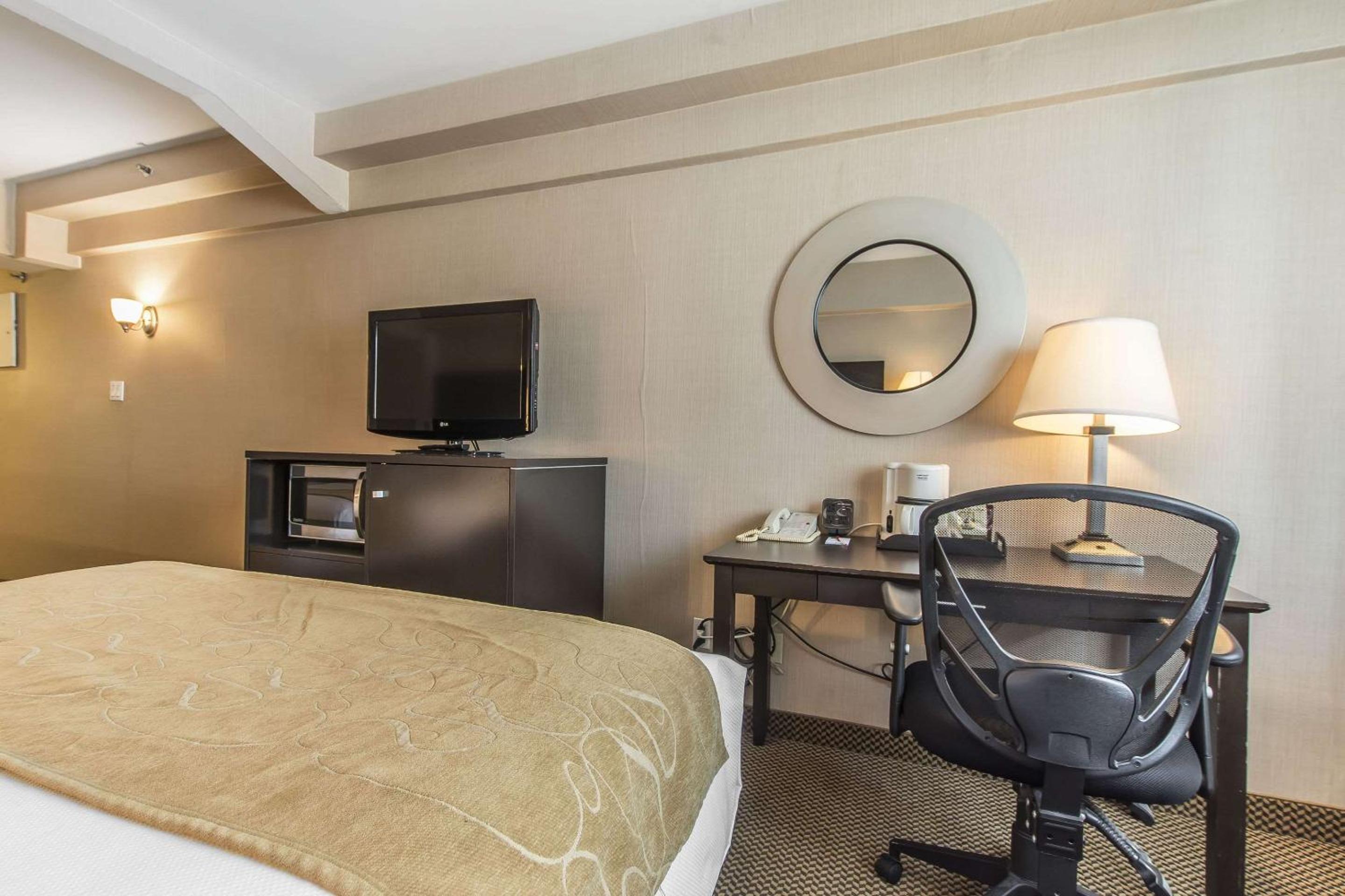 Room with Two Queen Beds with Sofa Bed - Non-Smoking - Photo 10