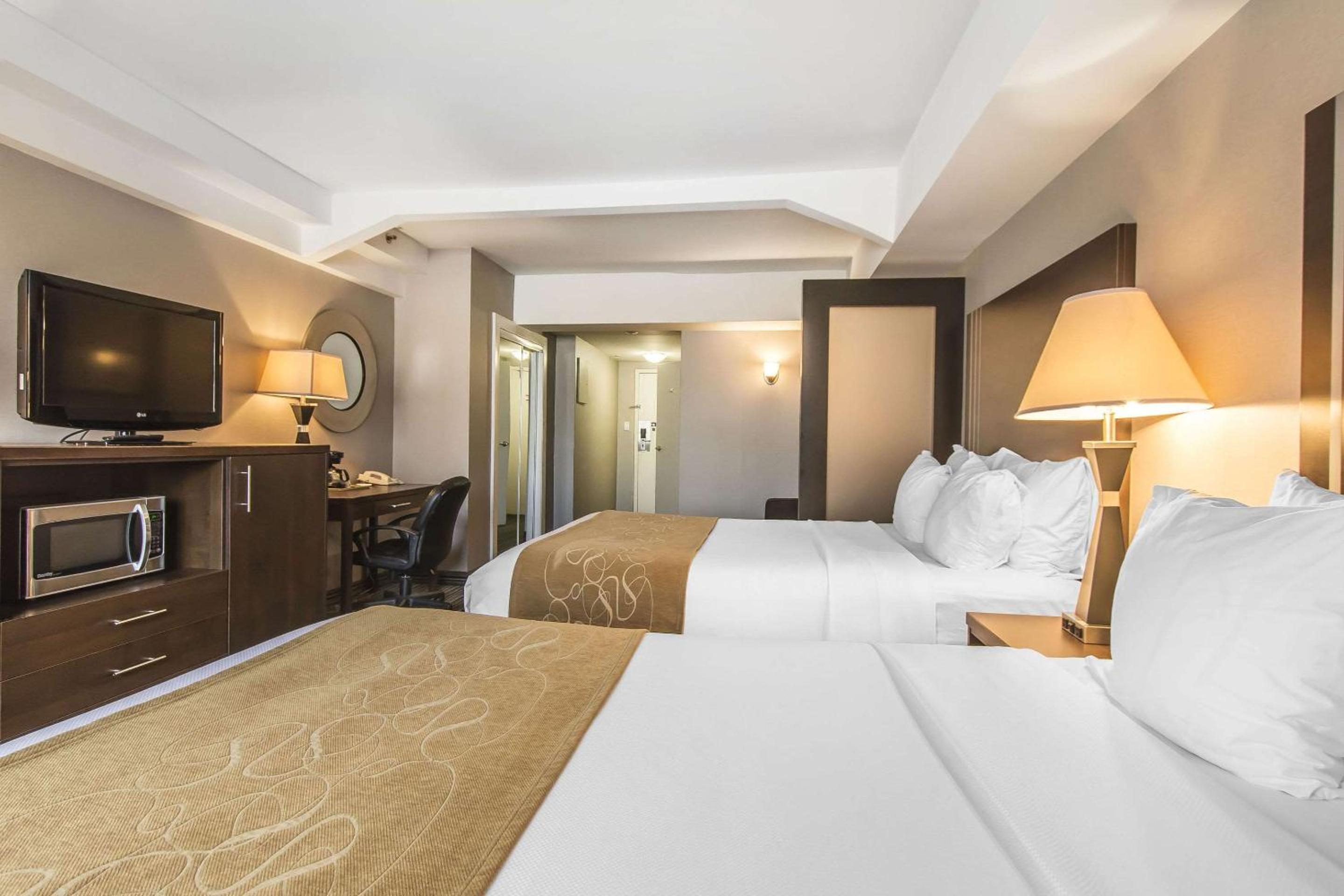 Room with Two Queen Beds with Sofa Bed - Non-Smoking - Photo 11