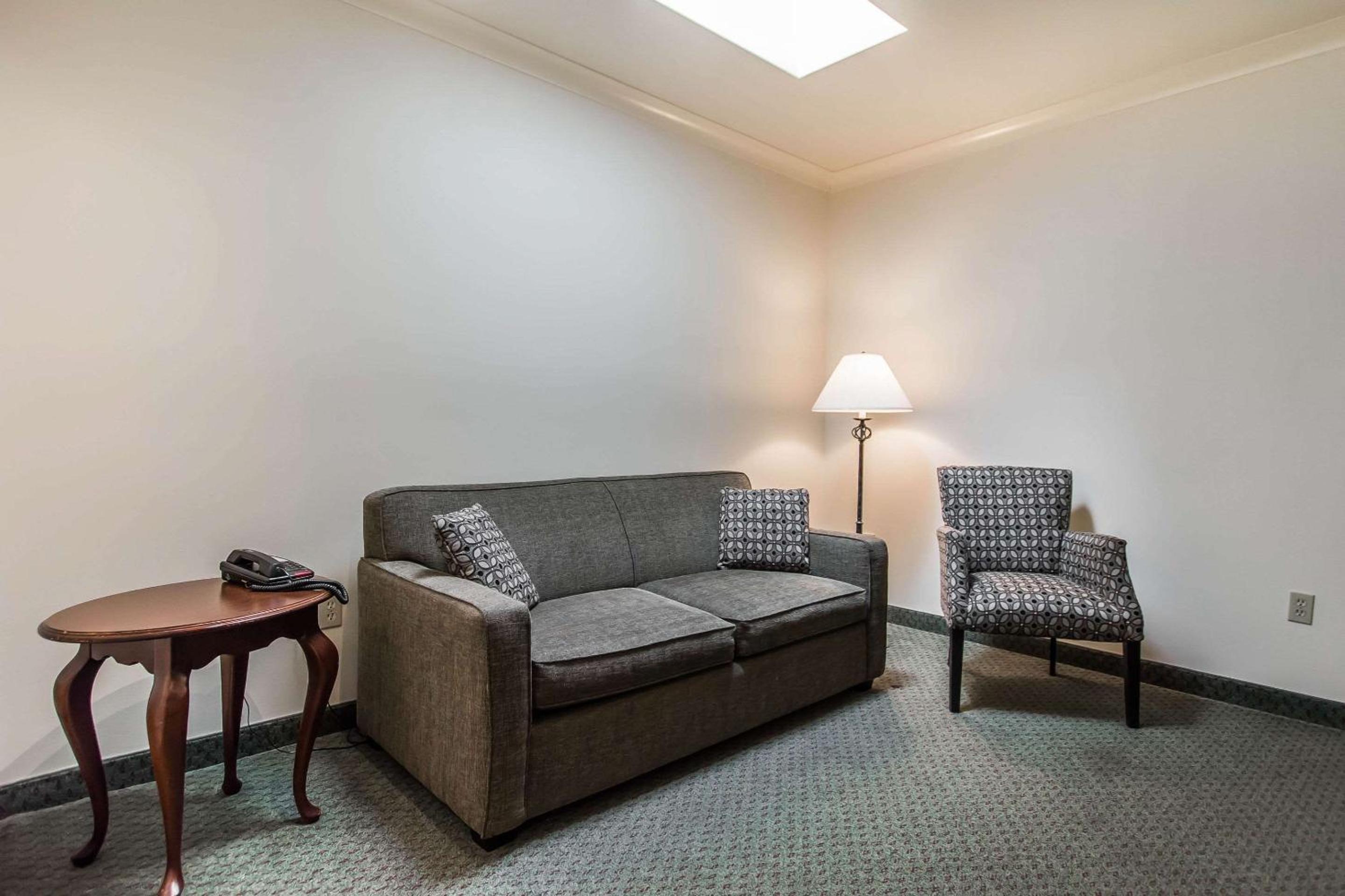 Queen Suite with Two Queen Beds - Photo 6