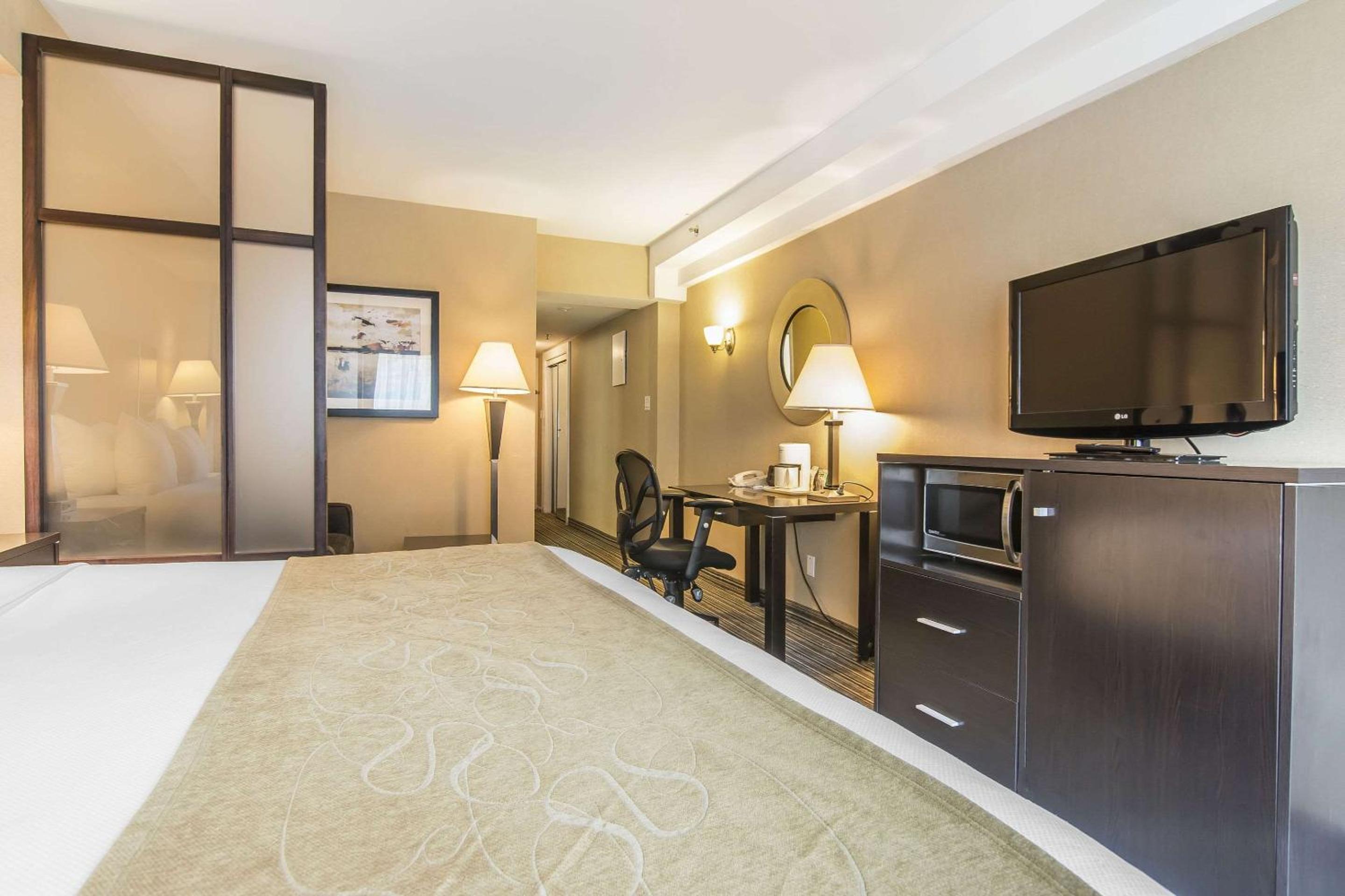 King Room with Sofa Bed - Non-Smoking - Photo 4