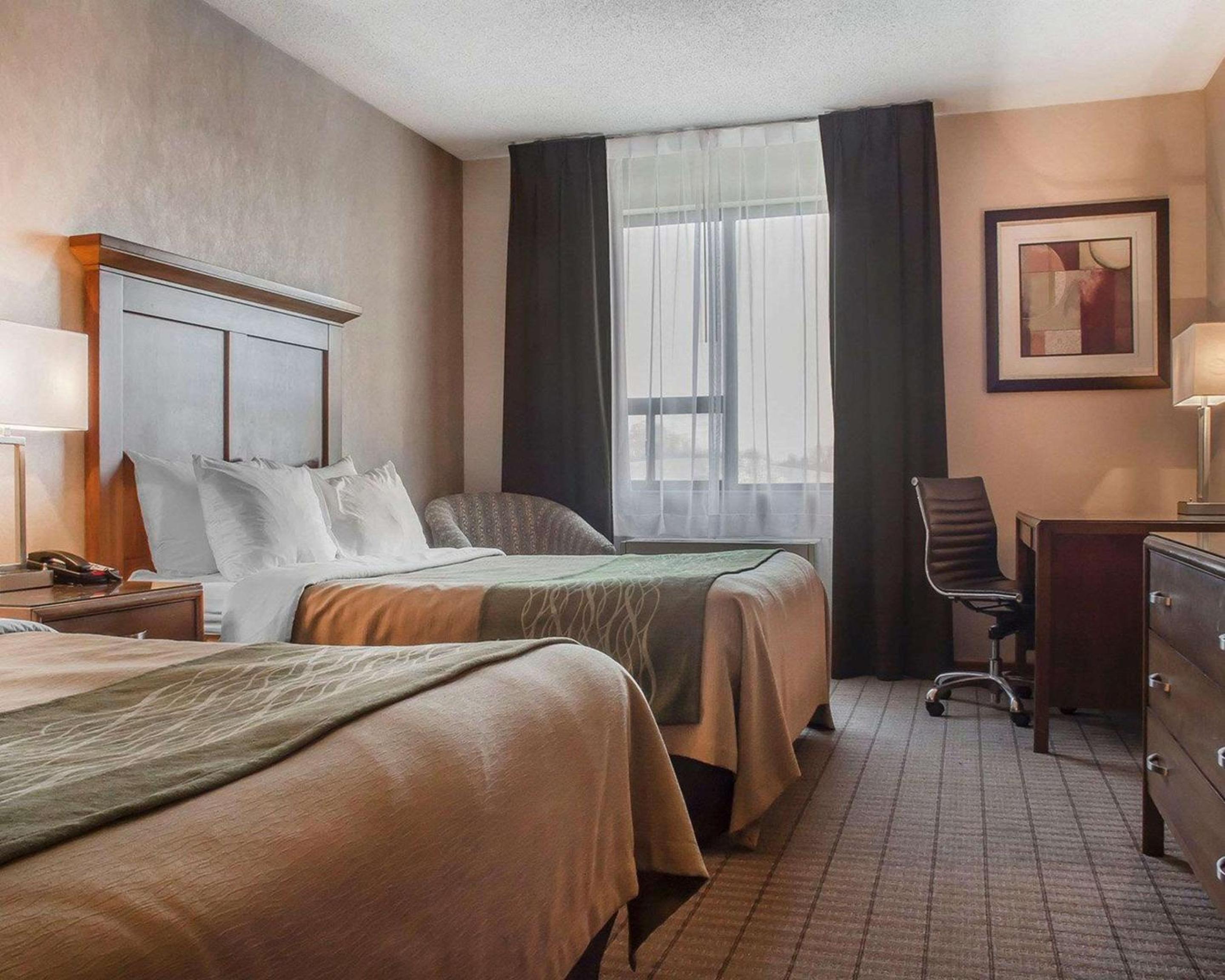 Queen Room With Two Queen Beds - Non-Smoking photo 3