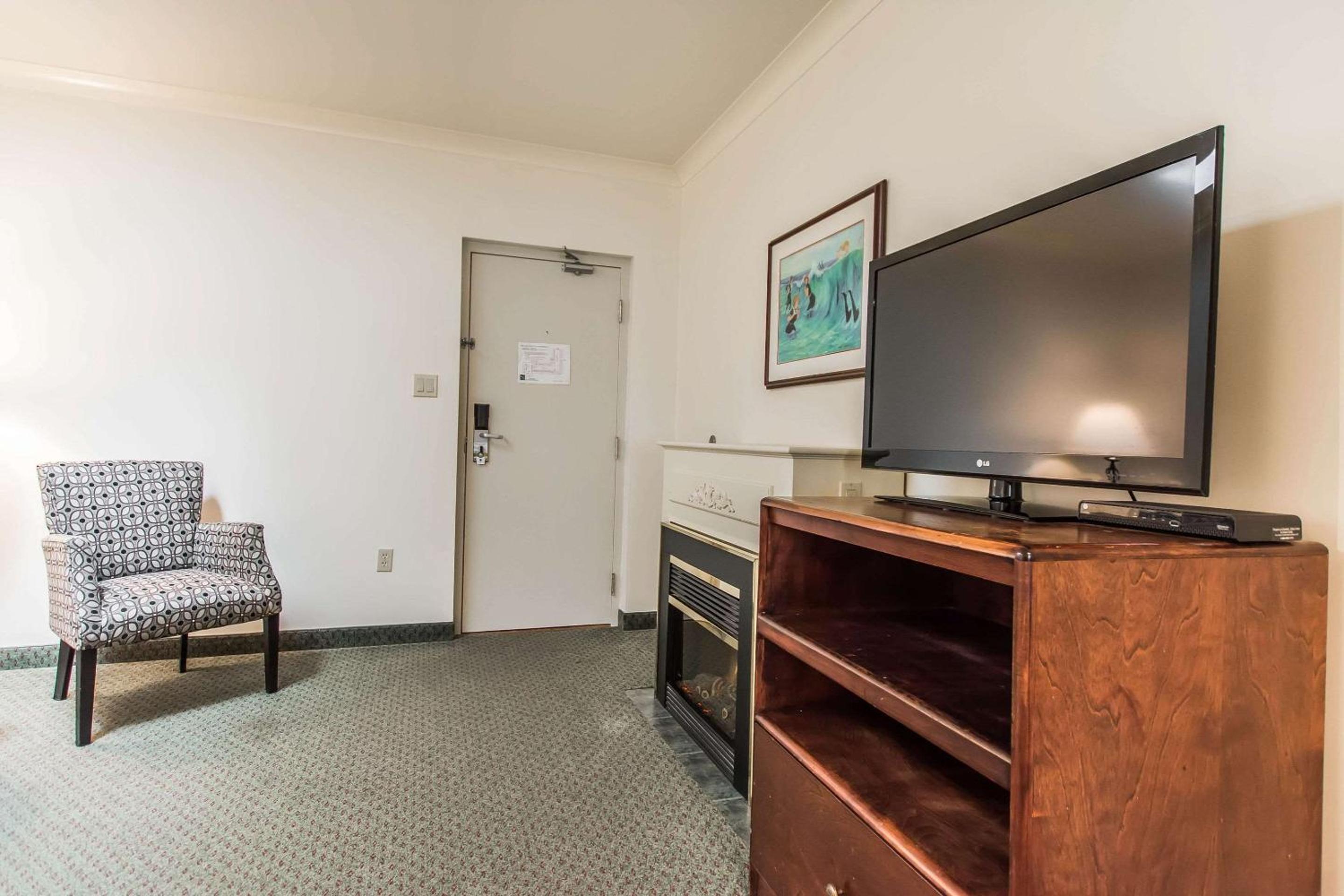 Queen Suite with Two Queen Beds - Photo 5