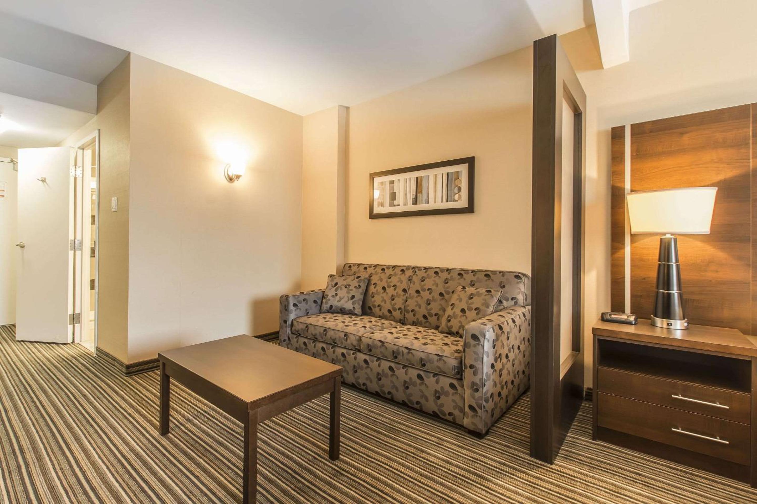 Room with Two Queen Beds with Sofa Bed - Non-Smoking - Photo 15