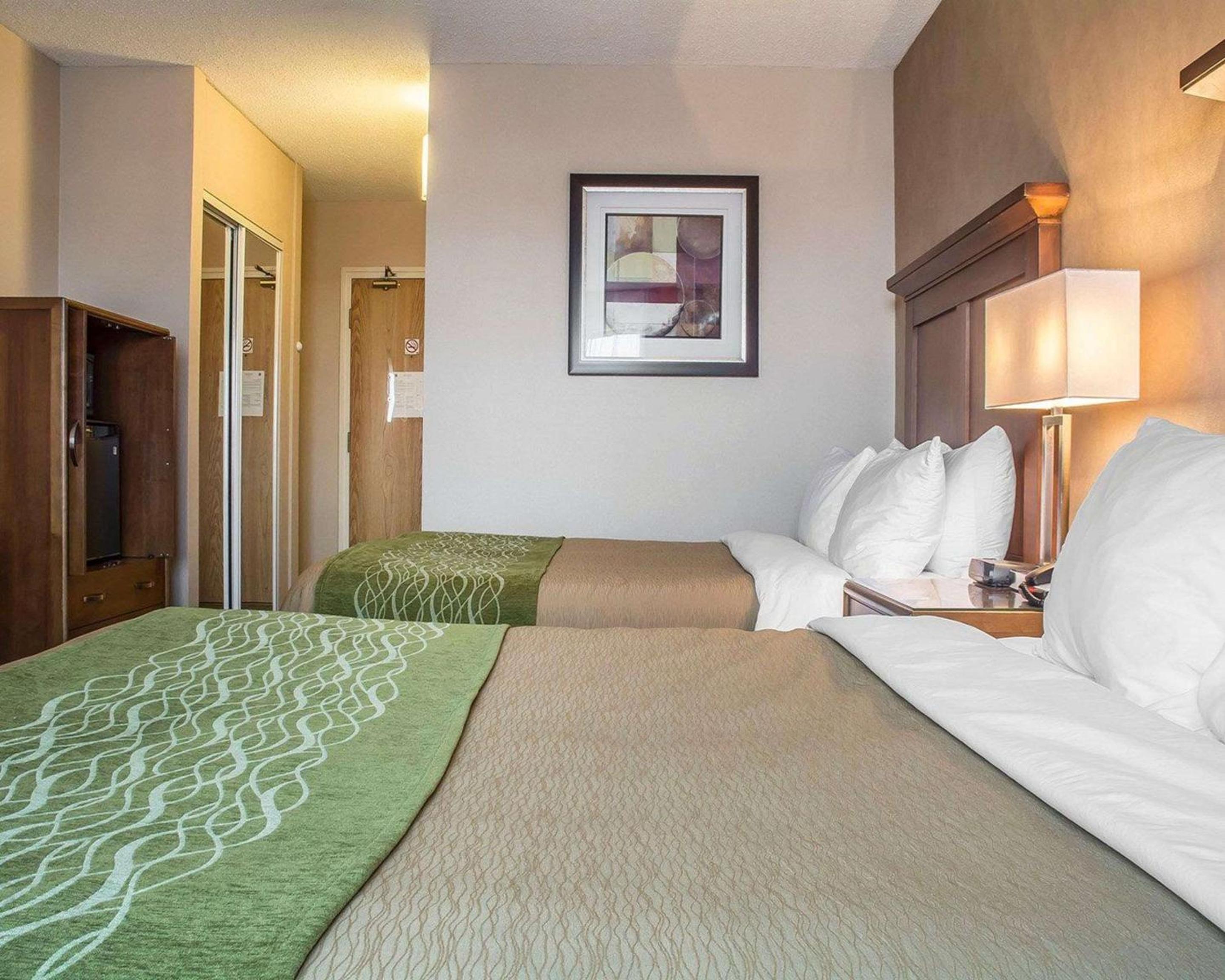 Queen Room With Two Queen Beds - Non-Smoking photo 2