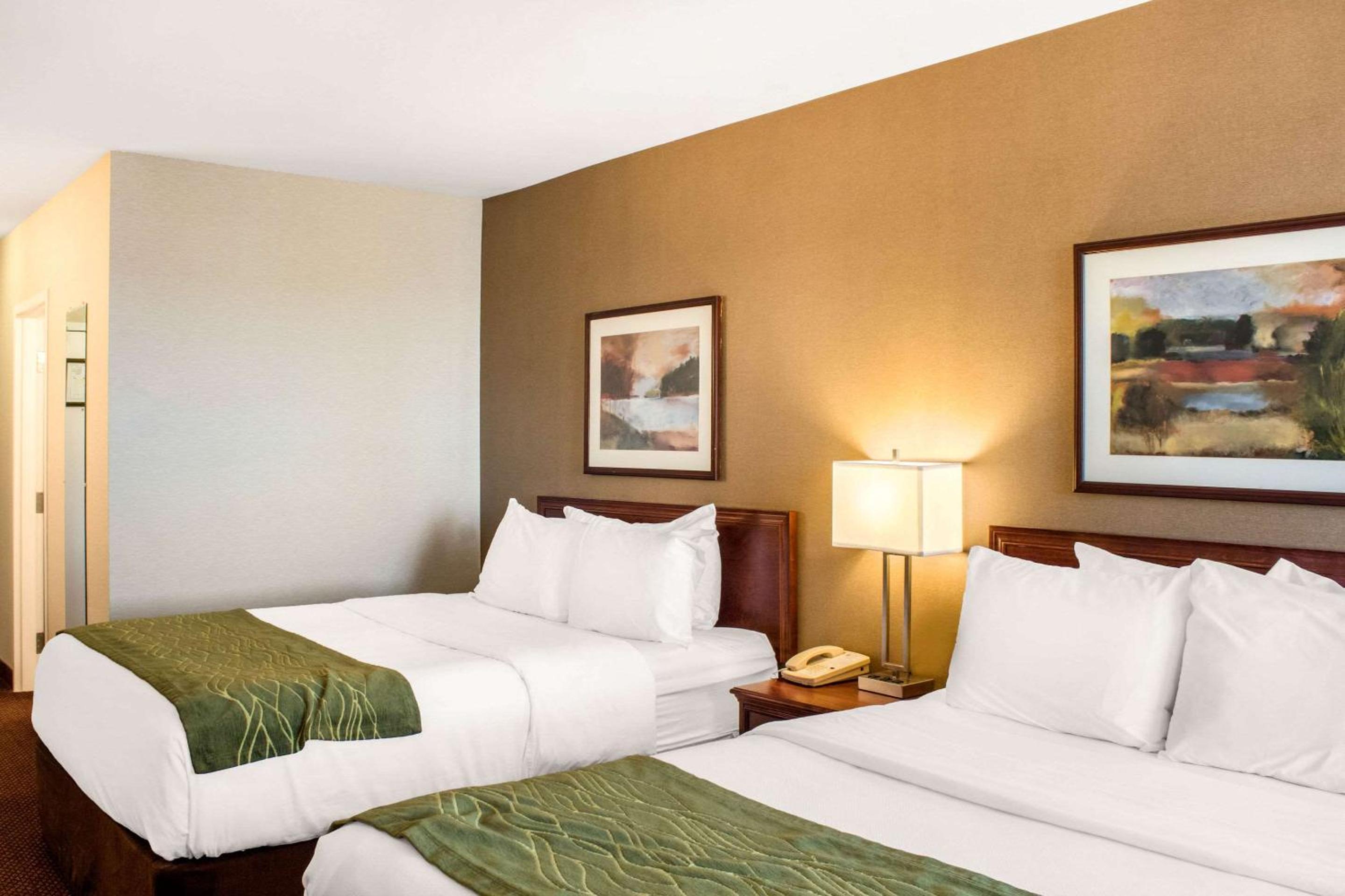 Queen Room with Two Queen Beds - Photo 2