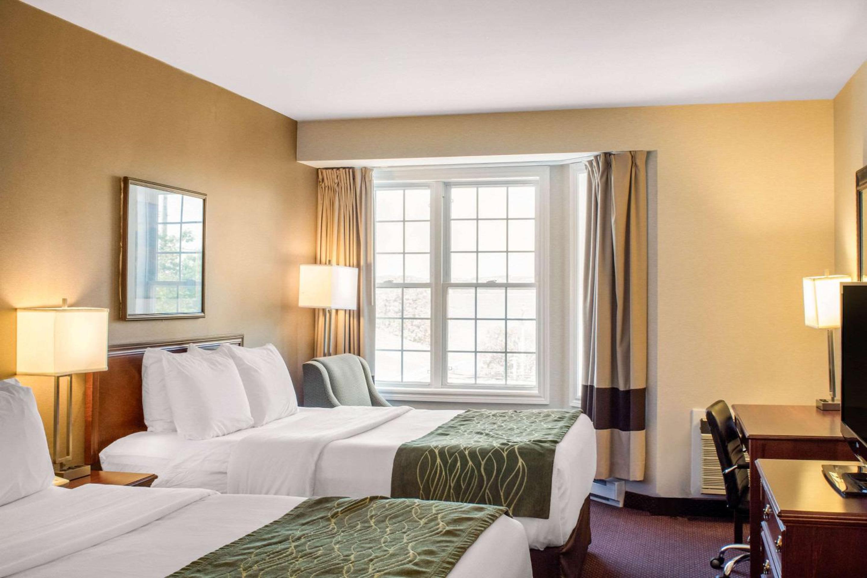 Queen Room with Two Queen Beds - Photo 3