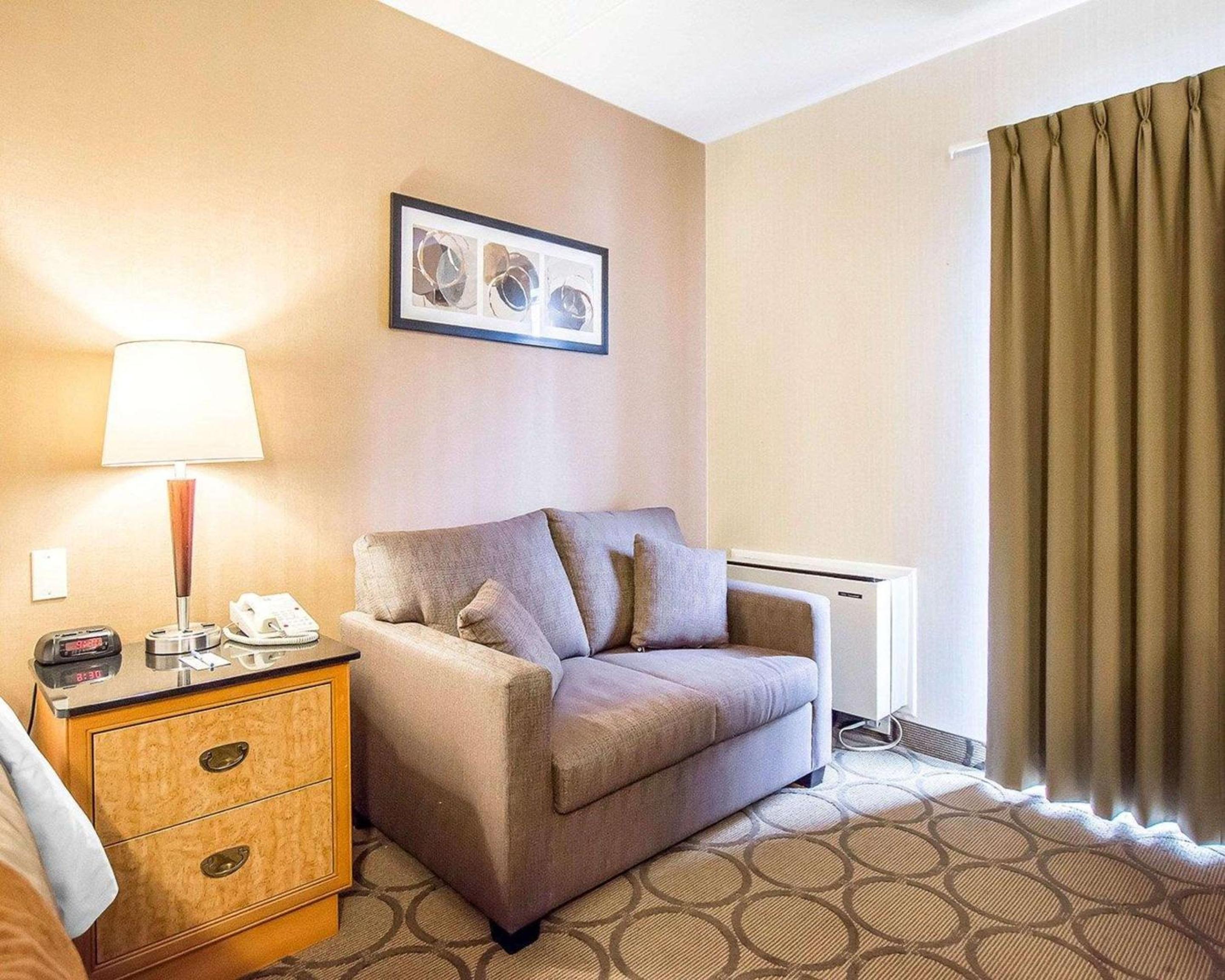 Business Queen Room - Upper Floor/Non-Smoking - Photo 3