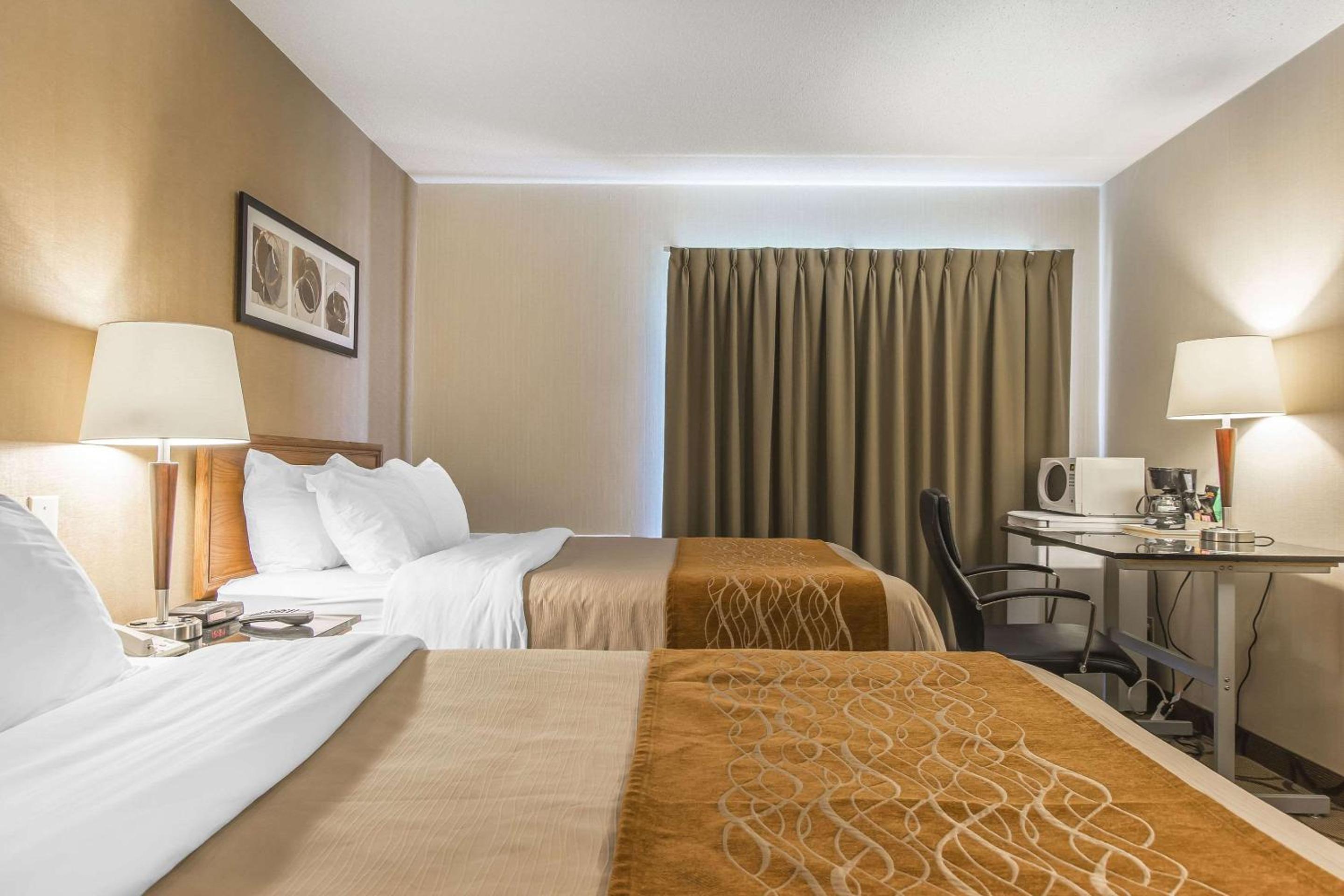 Standard Queen Room with Two Queen Beds- Non-Smoking - Photo 4
