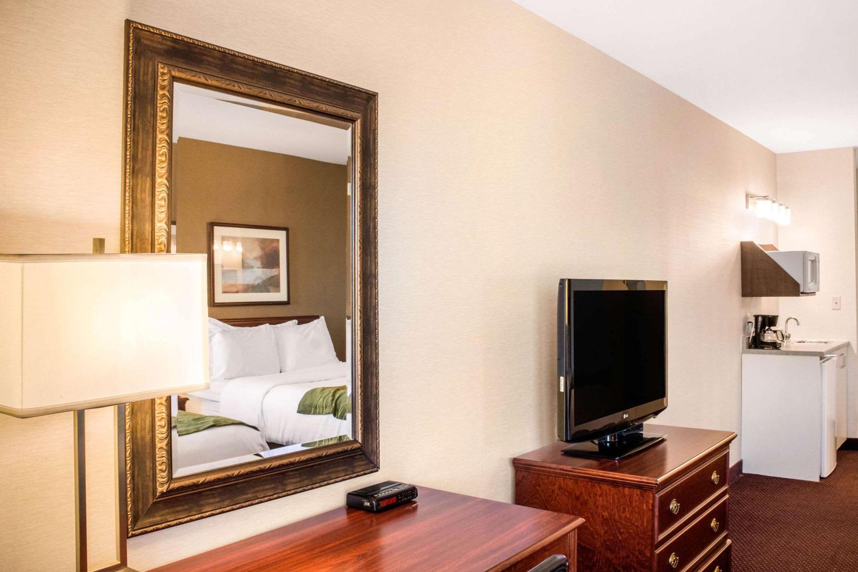 Queen Room with Two Queen Beds - Photo 4