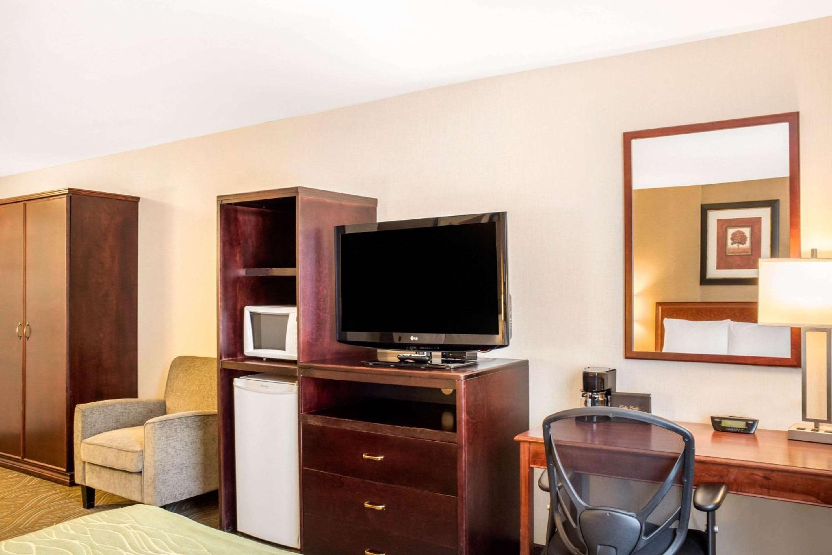 Double Room with Two Double Beds - Photo 2