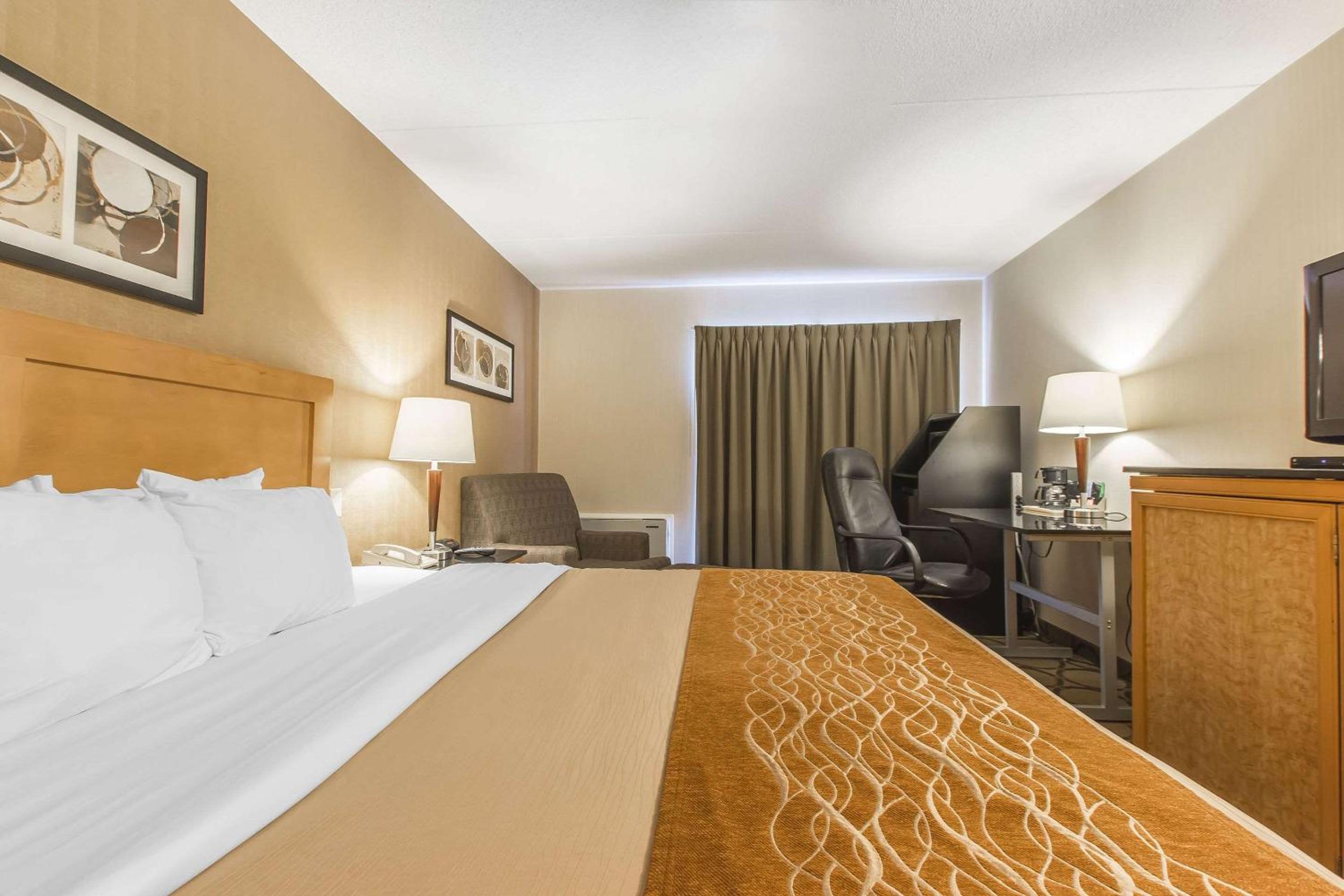 Standard King Room - Non-Smoking  - Photo 10