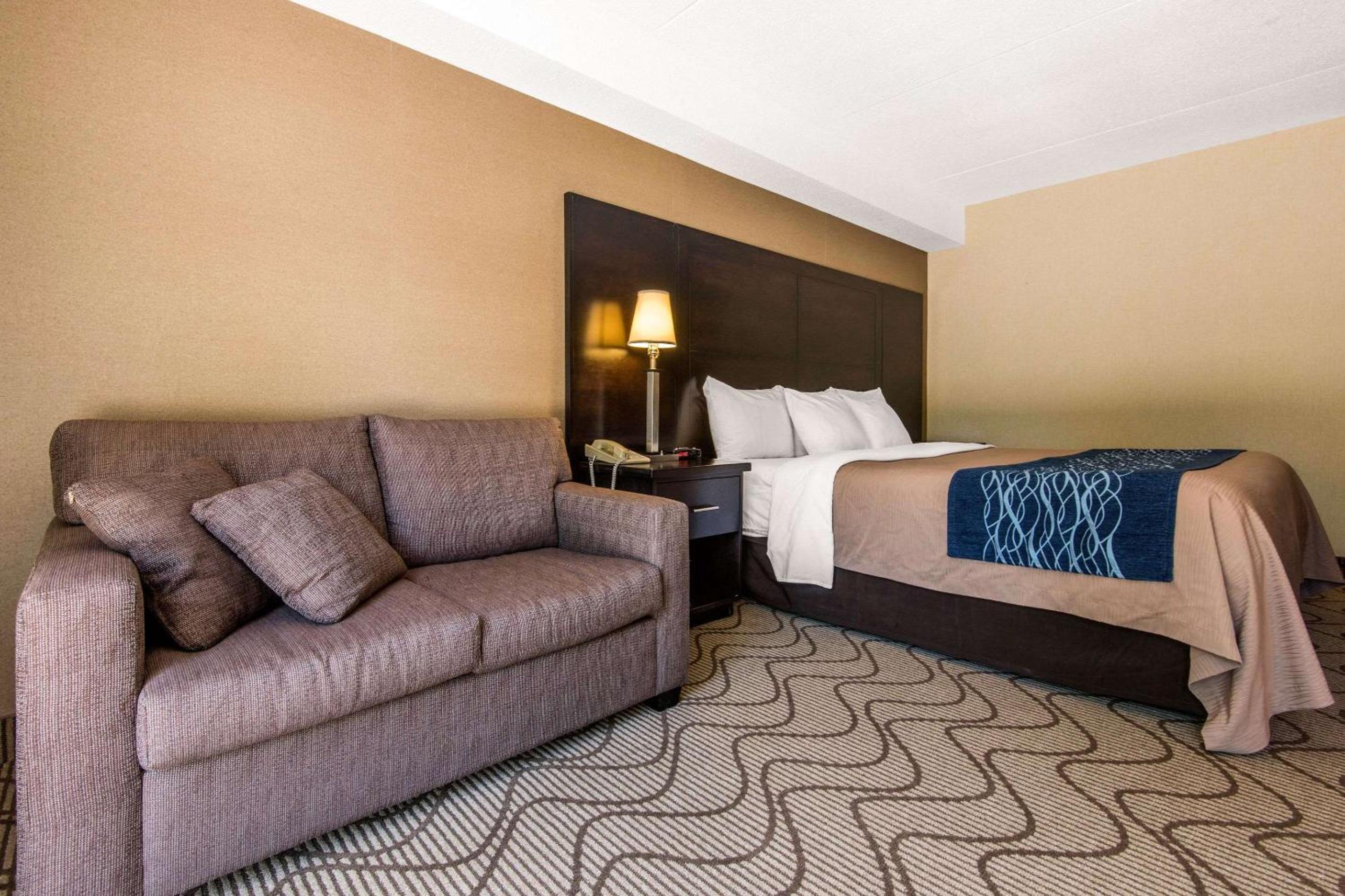 Business Queen Room with Sofa Bed - Photo 4