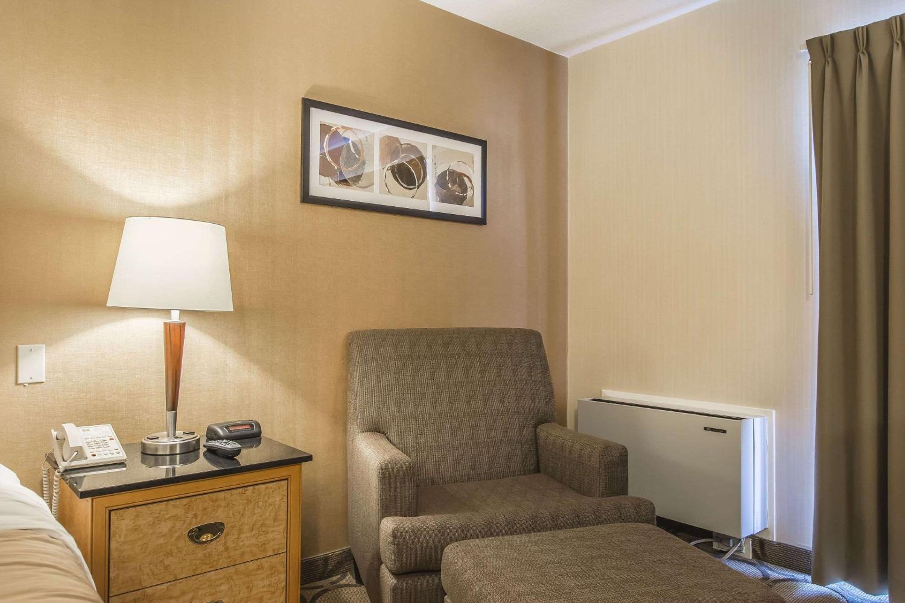Standard King Room - Non-Smoking  - Photo 6