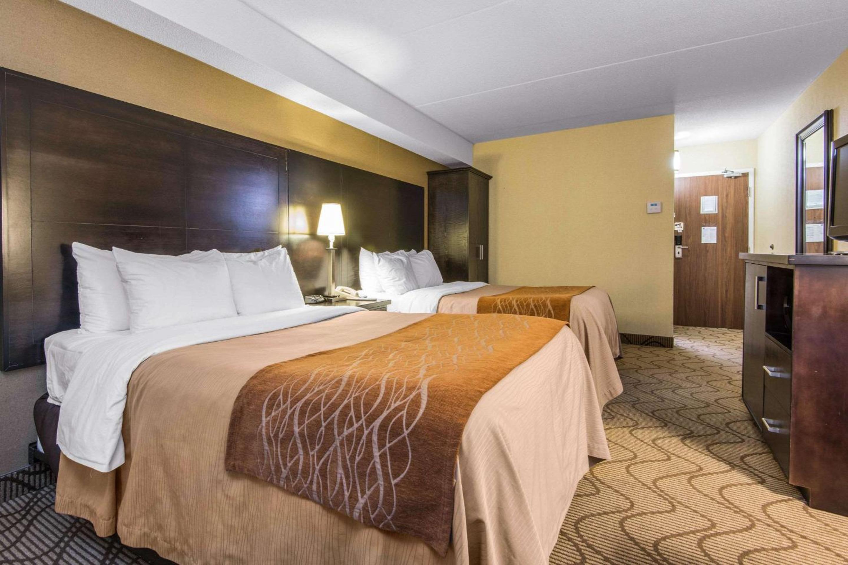 Queen Room with Two Queen Beds - Non-Smoking - Photo 4