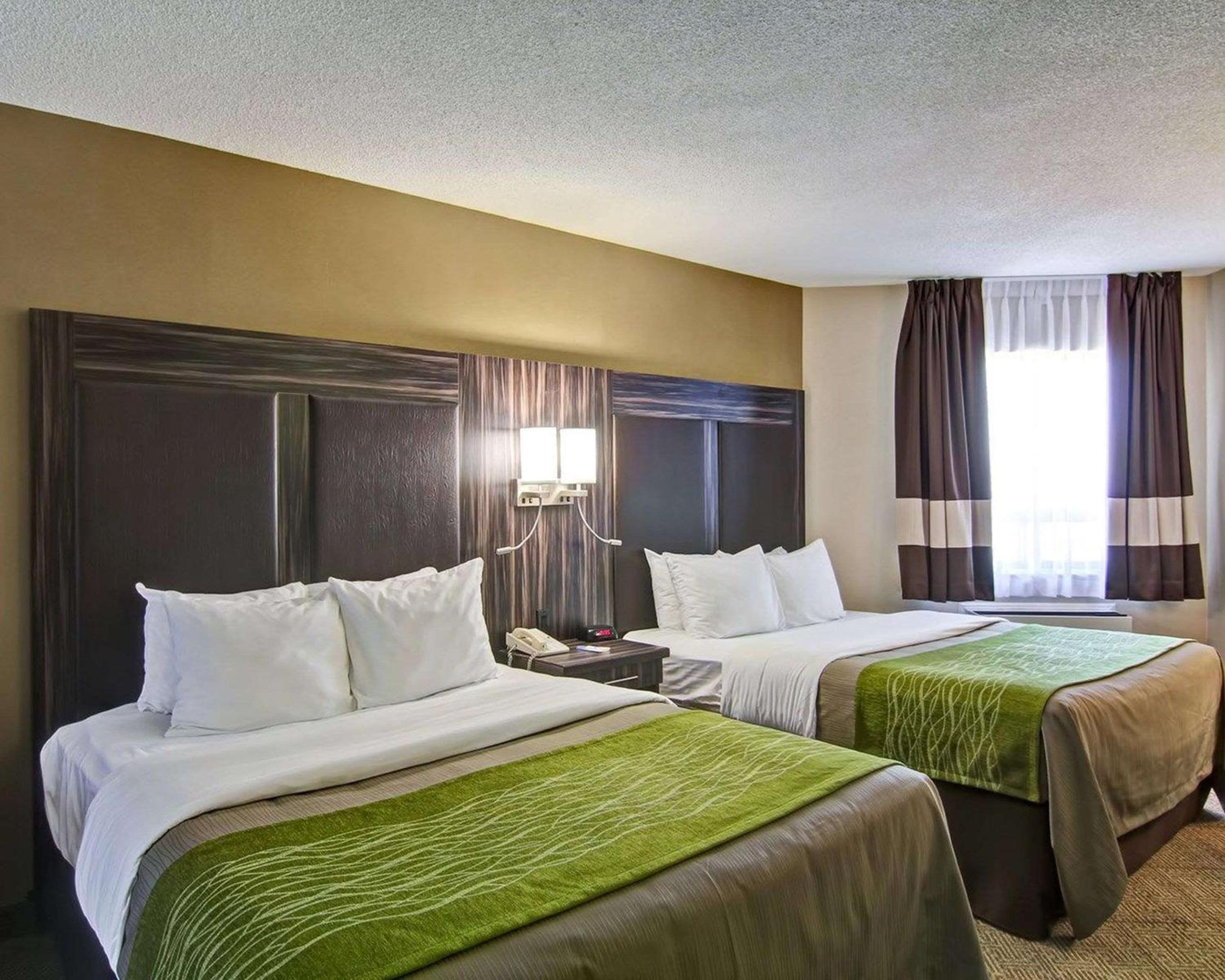 Queen Room with Two Queen Beds - Non-Smoking - Photo 3