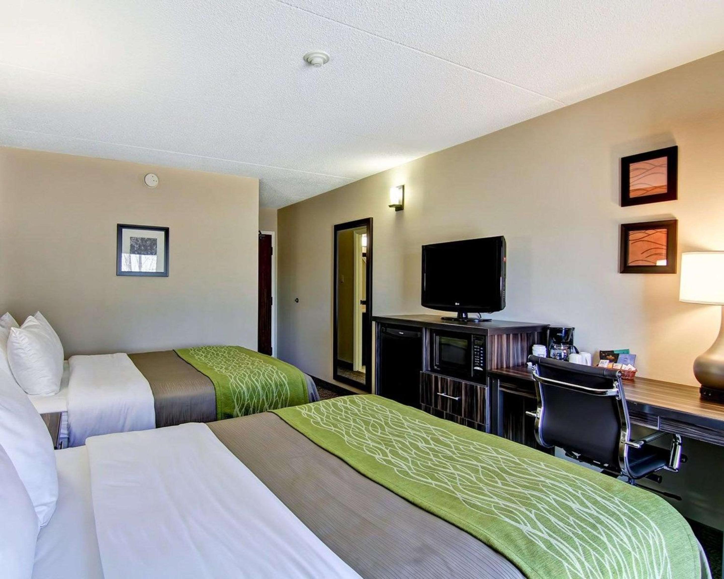 Queen Room with Two Queen Beds - Non-Smoking - Photo 6