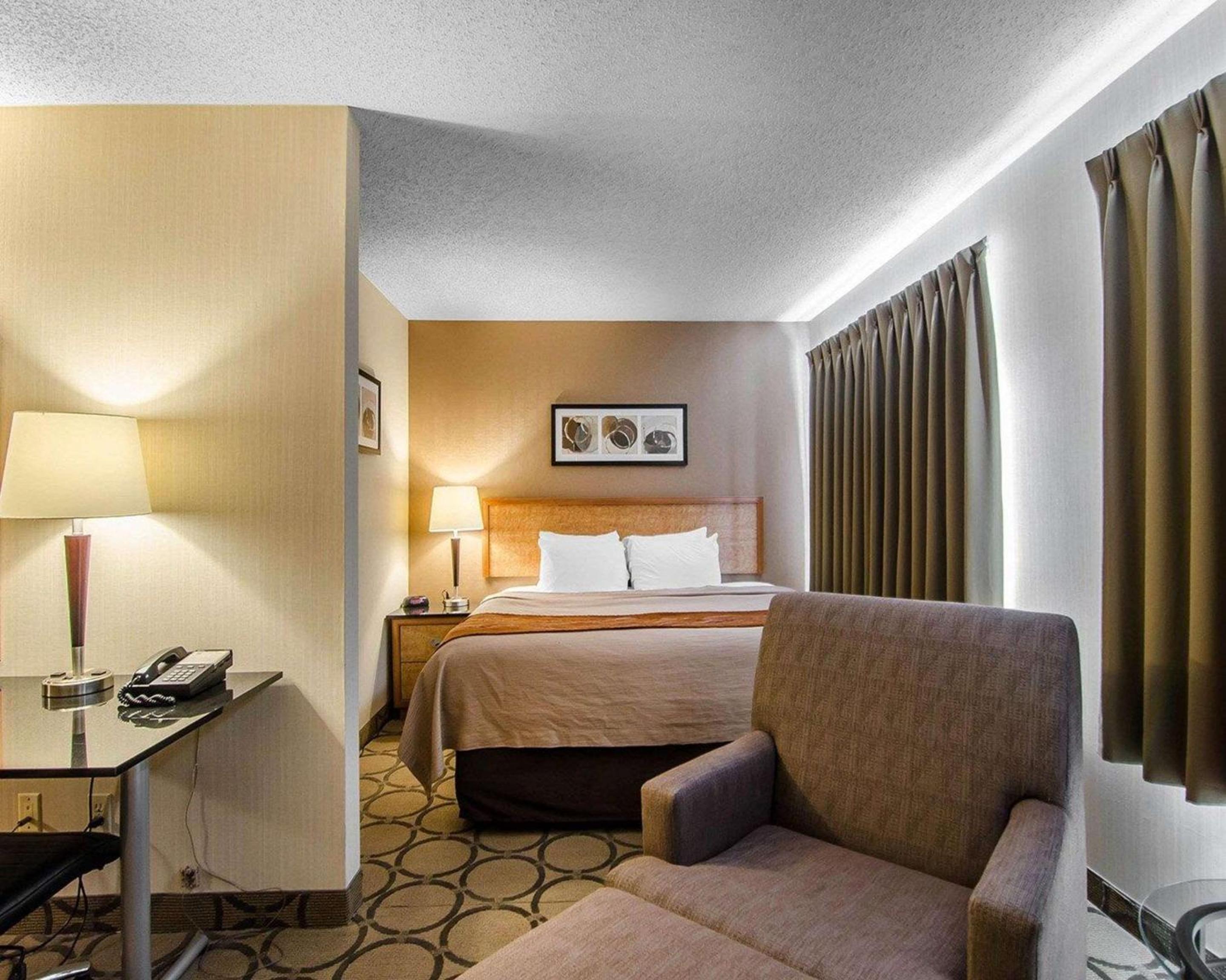 King Room - Non Smoking - Photo 1