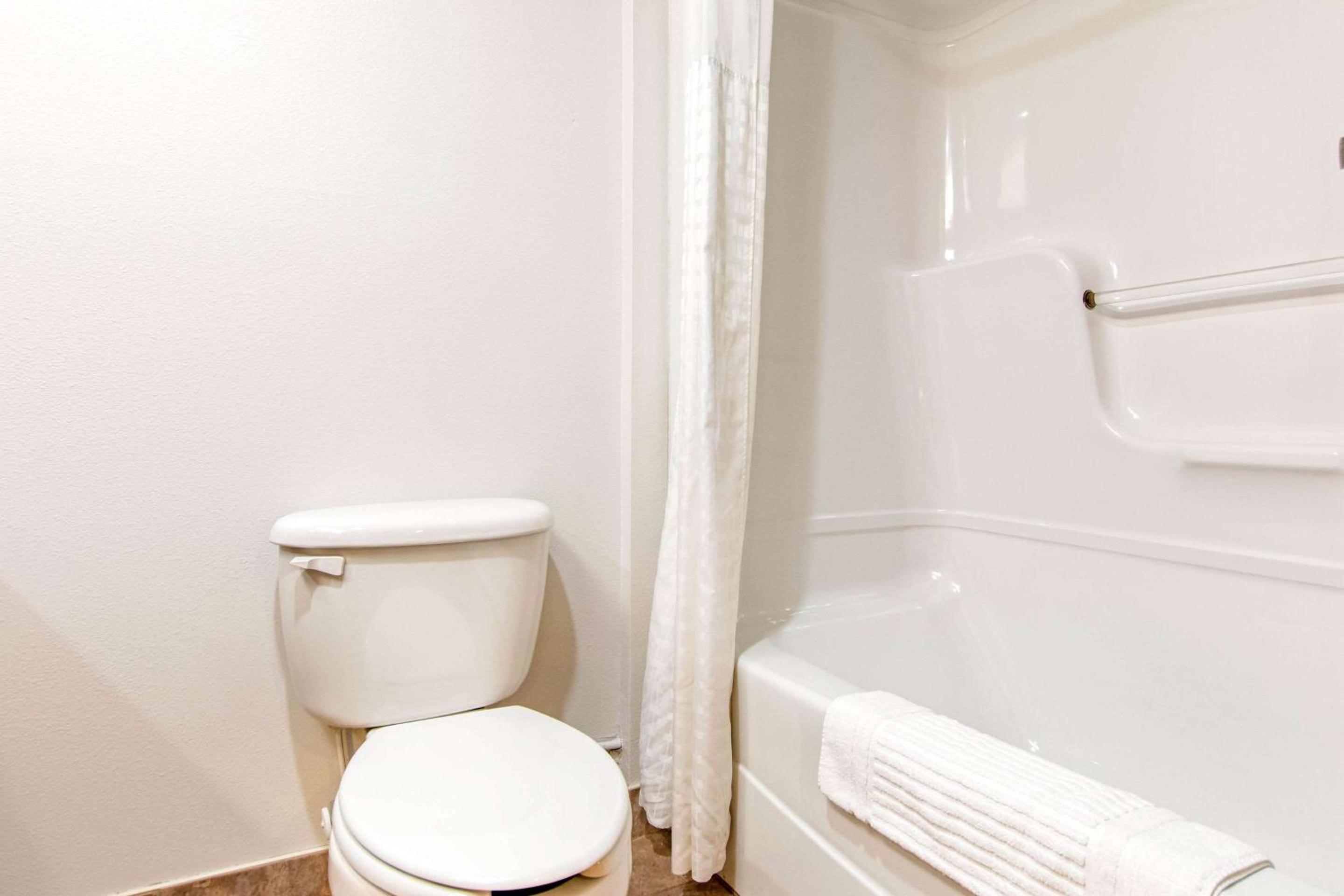Double Queen Suite Non-Smoking - Photo 5
