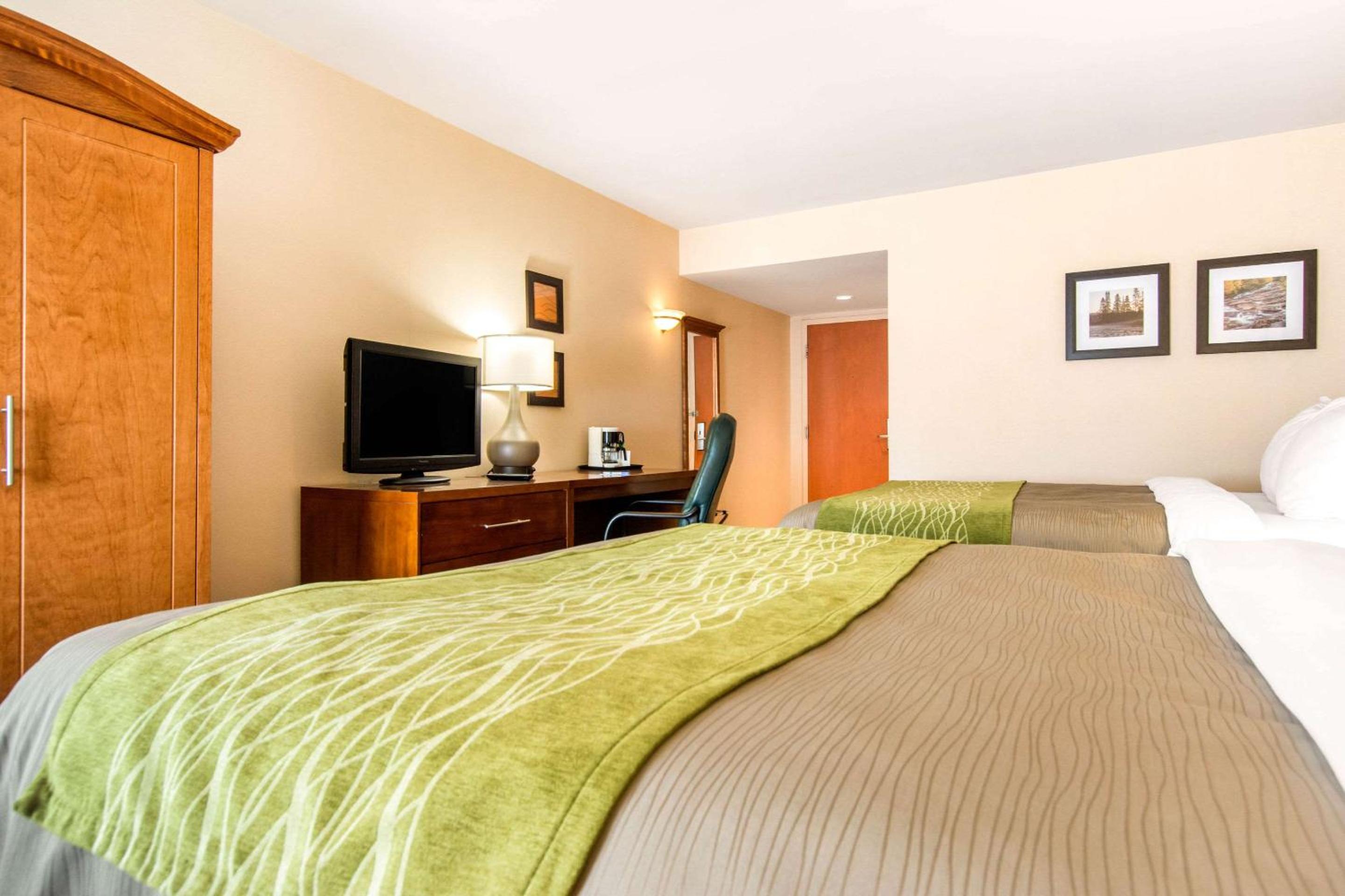 Queen Room with Two Queen Beds - Non-Smoking - Photo 2