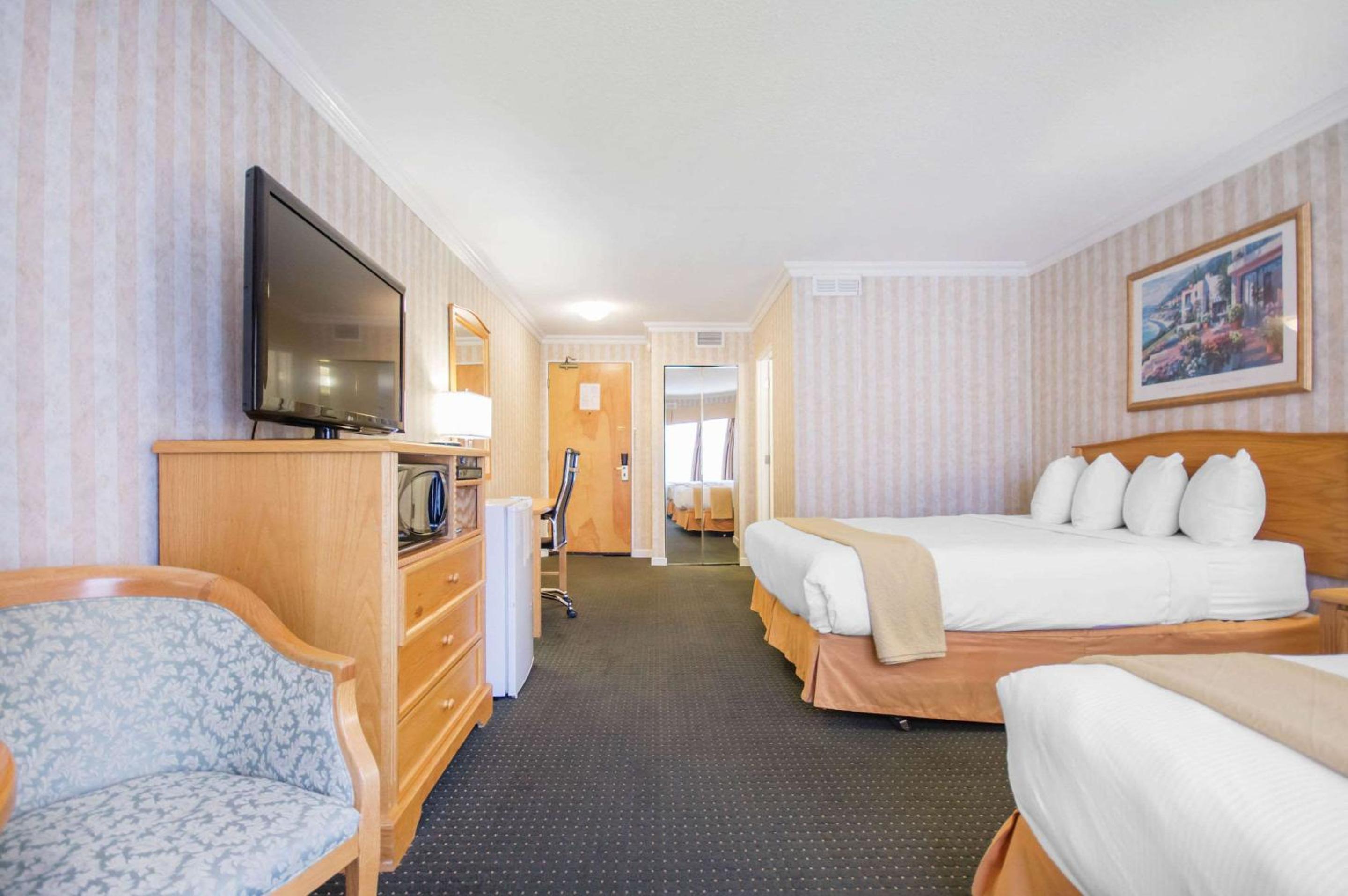 Queen Room with Two Queen Beds - Non-Smoking - Photo 1