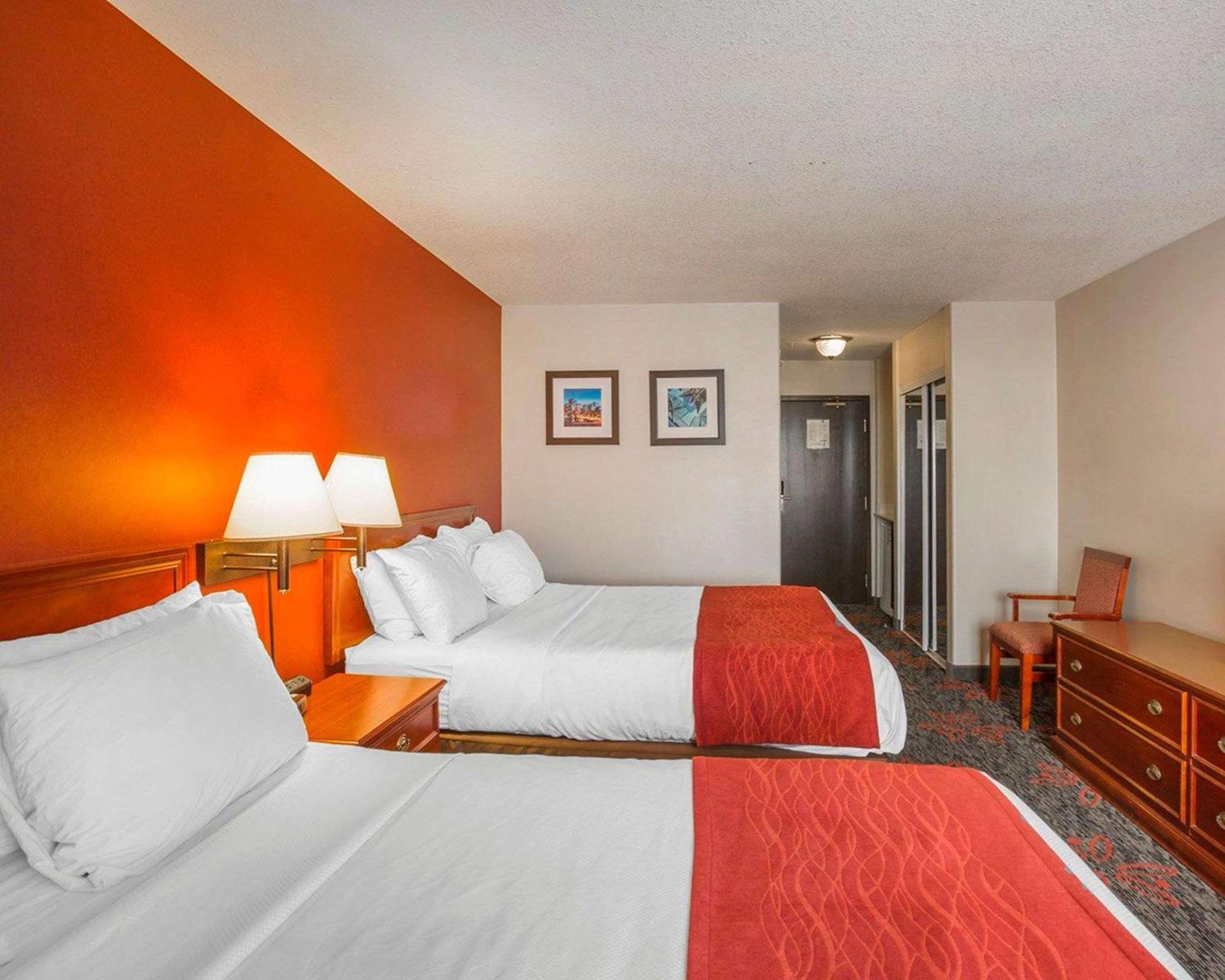 Queen Room with Two Queen Beds - Photo 4