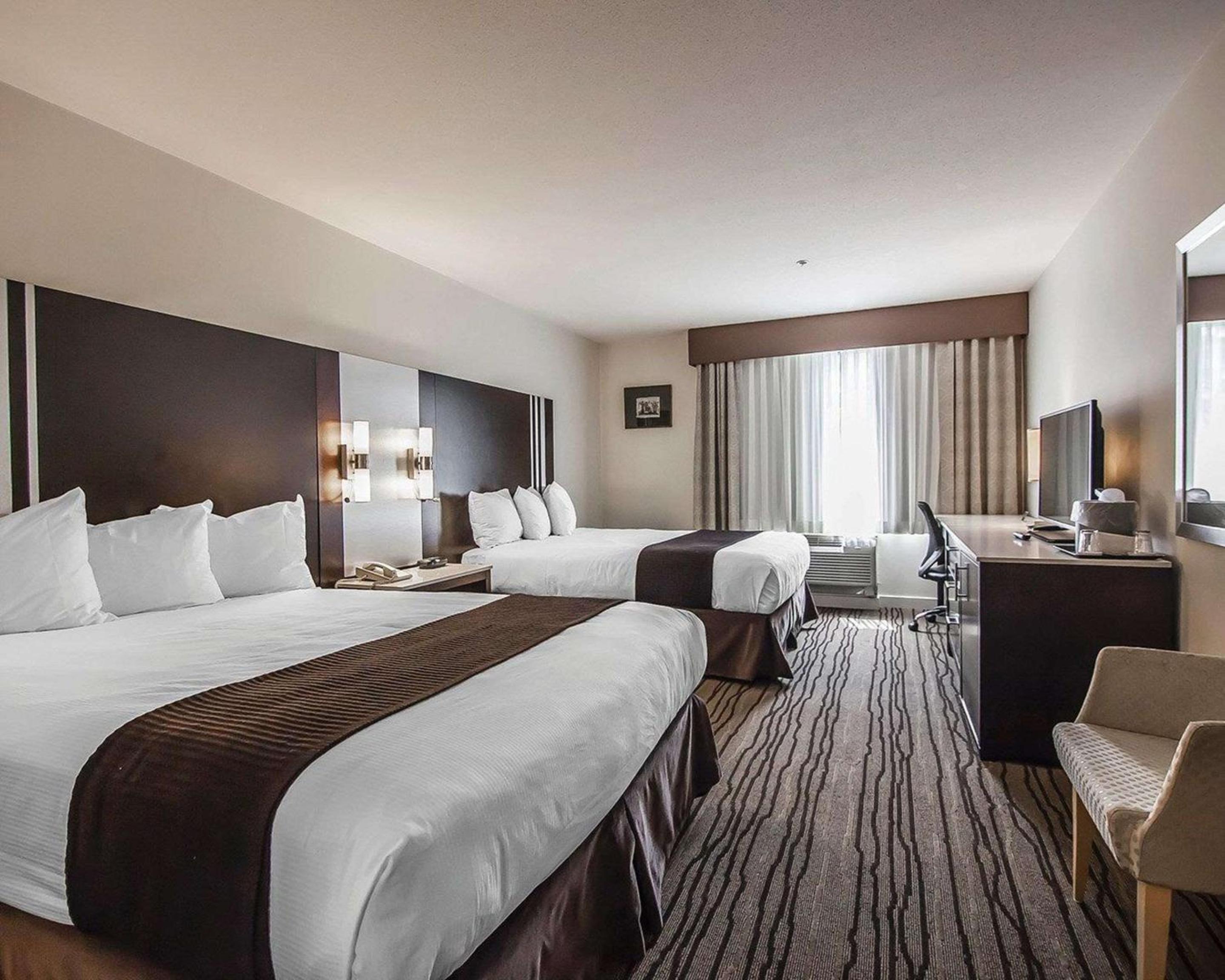 Queen Room with Two Queen Beds - Non-Smoking - Photo 1